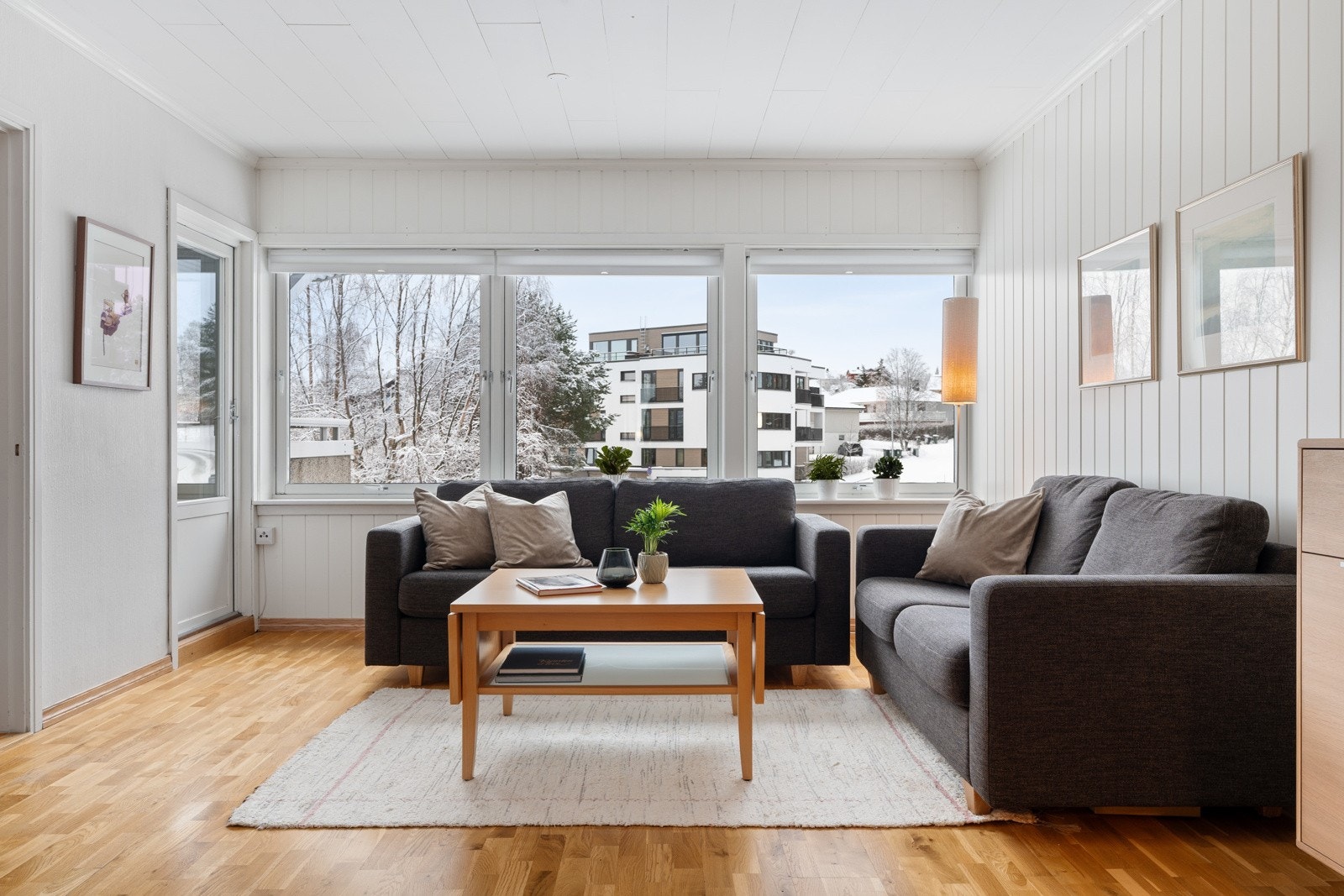 Lys og åpen stue med utgang til balkong. Galleribilde