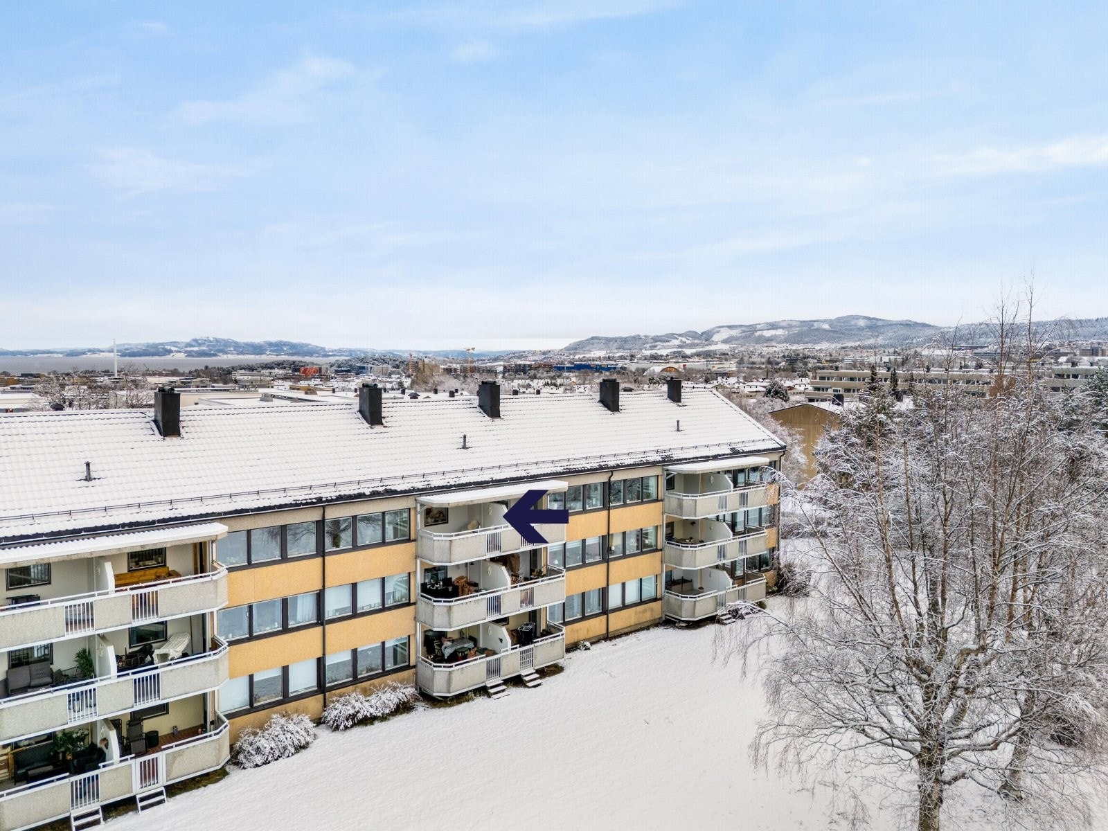 Balkongen er vendt mot sørvest og gir lang solgang. Galleribilde