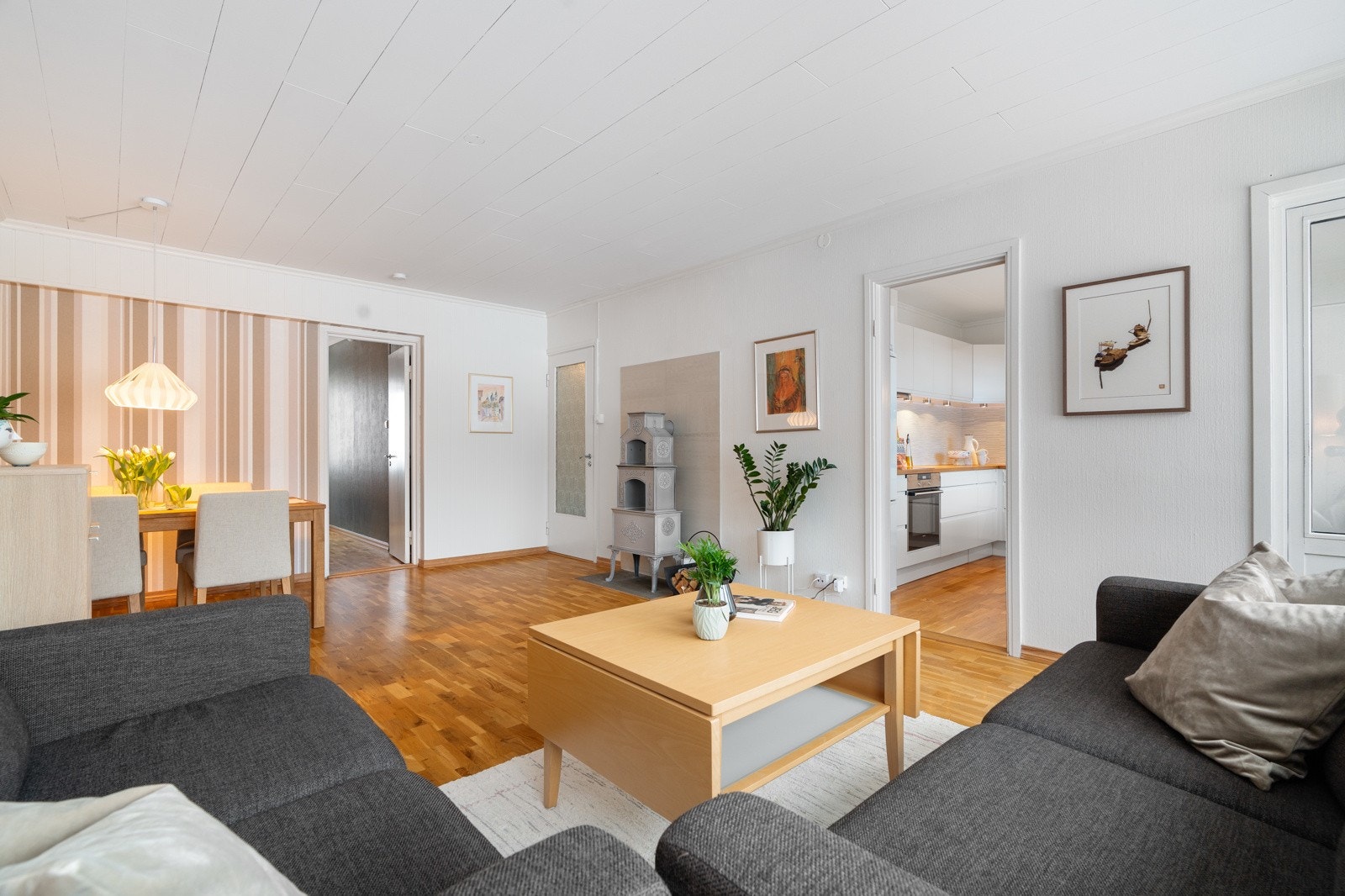 Stuen er romslig og god plass til sofagruppe og spisebord. Galleribilde