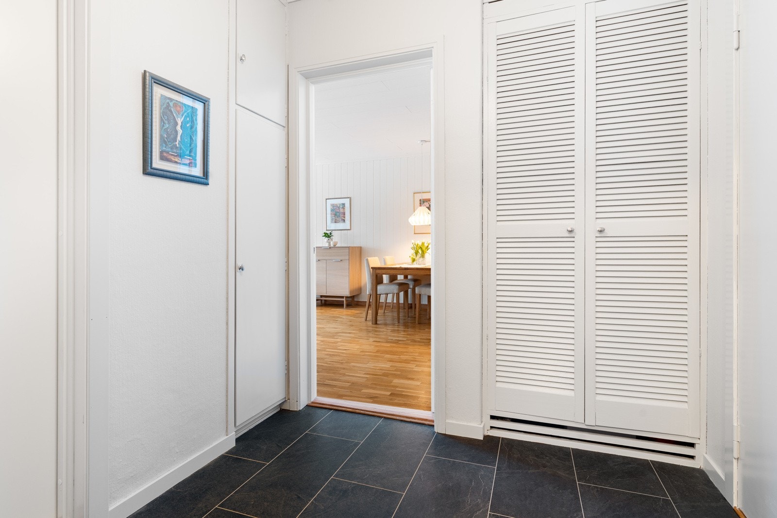 Entrè med originale skap og inngang til bad, toalettrom, soverom og stue. Galleribilde