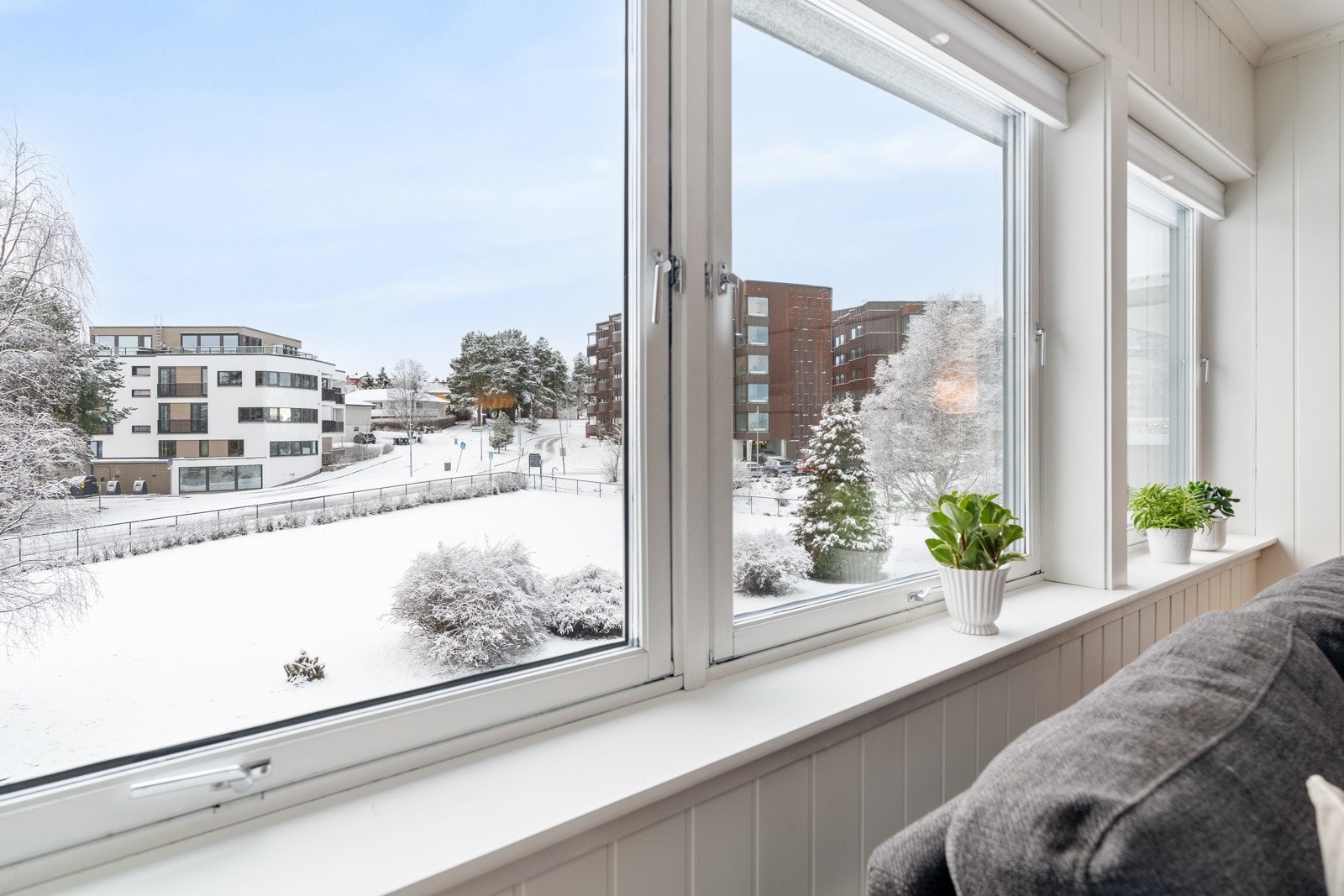 Leiligheten har en utmerket beliggenhet i feltet ut mot store utearealer. Galleribilde