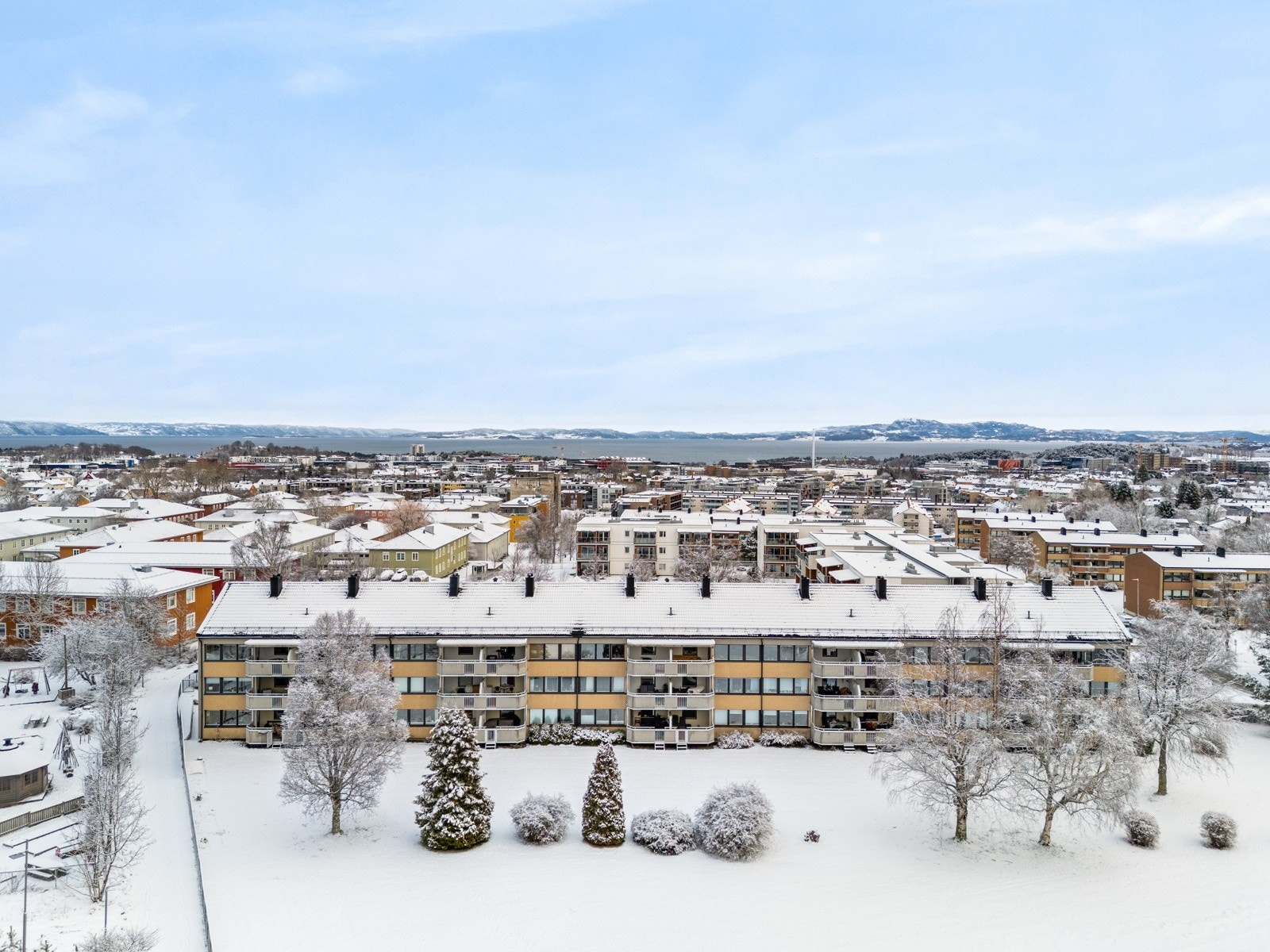 Leiligheten ligger i 3. etasje ut mot stort fellesareal. Galleribilde