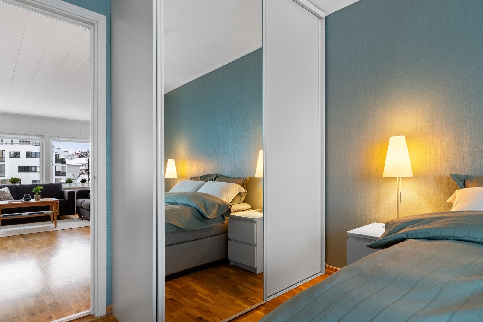 Praktisk skyvedørsgarderobe på hovedsoverom. Galleribilde