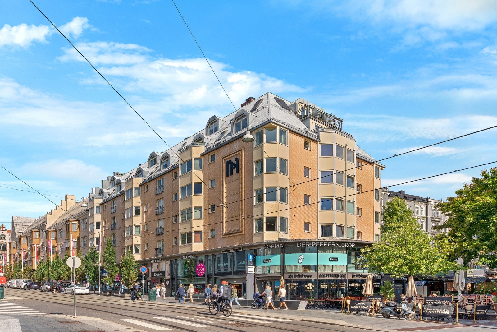 Bygården ble ferdigstilt i 1991 og består av 58 leiligheter, garasjeanlegg samt næringslokaler som inneholder flere butikker og restaurant på gateplan. Galleribilde