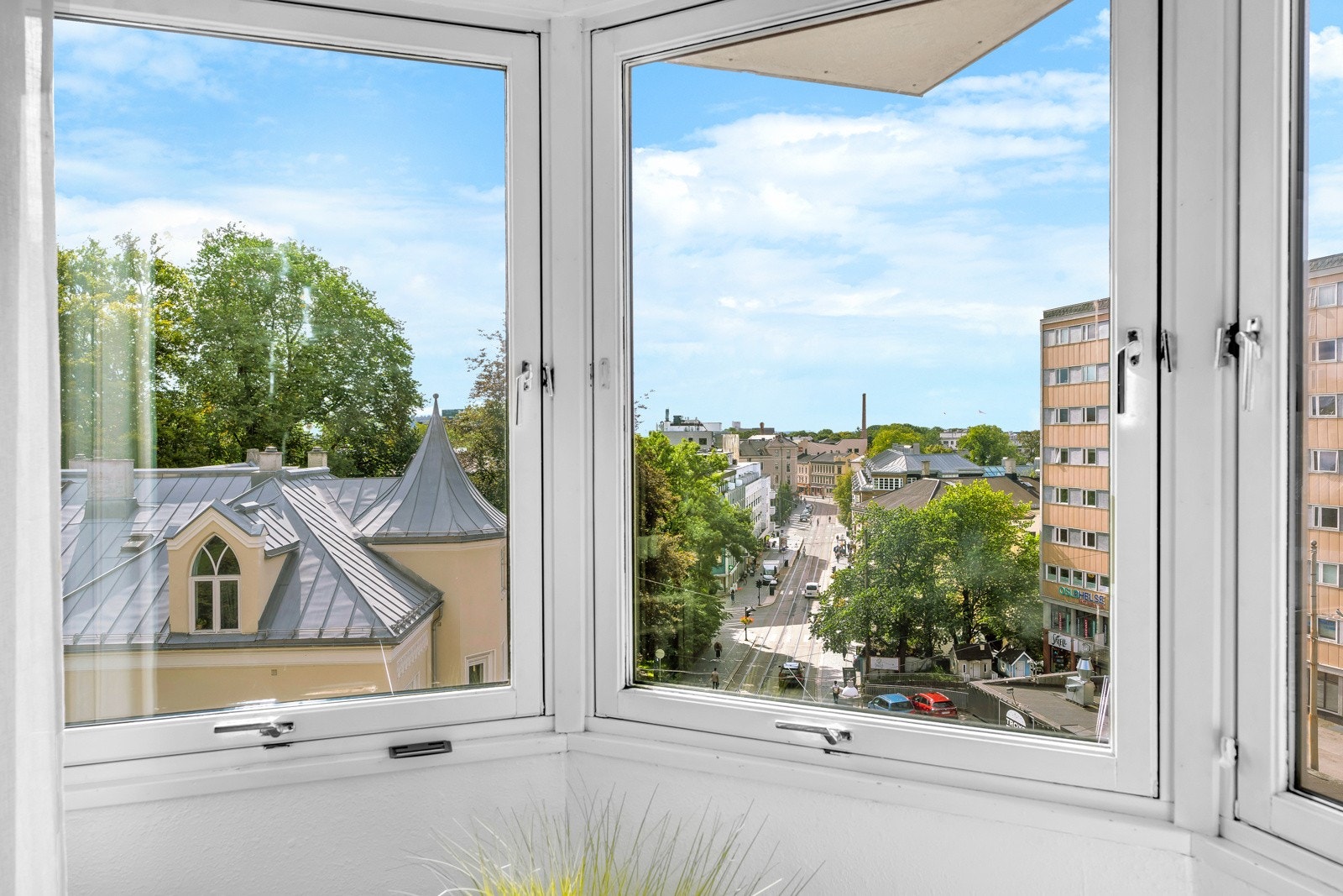 Super sentral hjørneleilighet med 2/3 soverom. Beliggende høyt og fritt i 5.etg. Det er heis i bygget Galleribilde