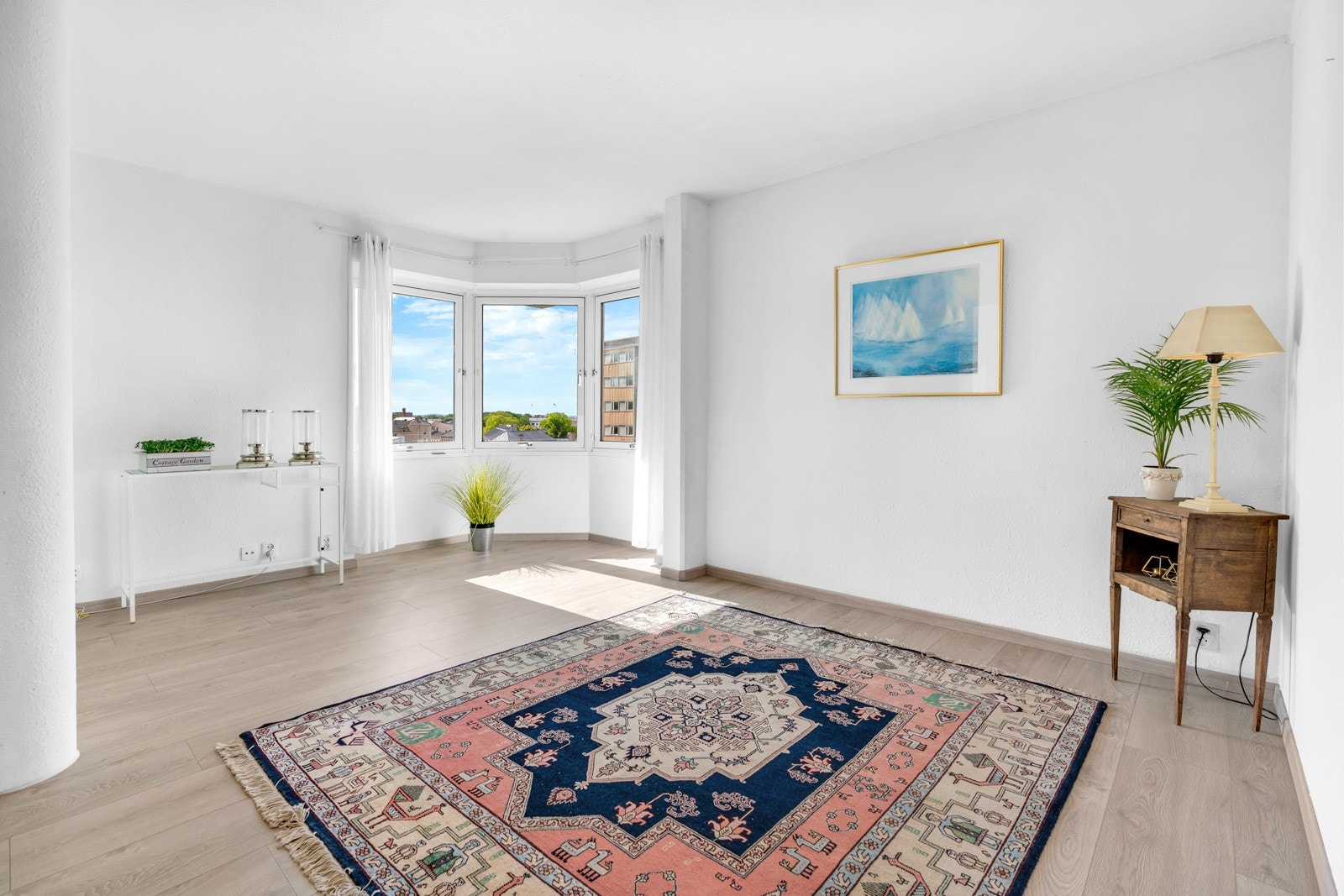 Svært ettertraktet beliggenhet nederst i Bogstadveien - perfekt for deg som ønsker å bo midt i smørøyet. Stuen er lys, romslig og enkel å møblere Galleribilde
