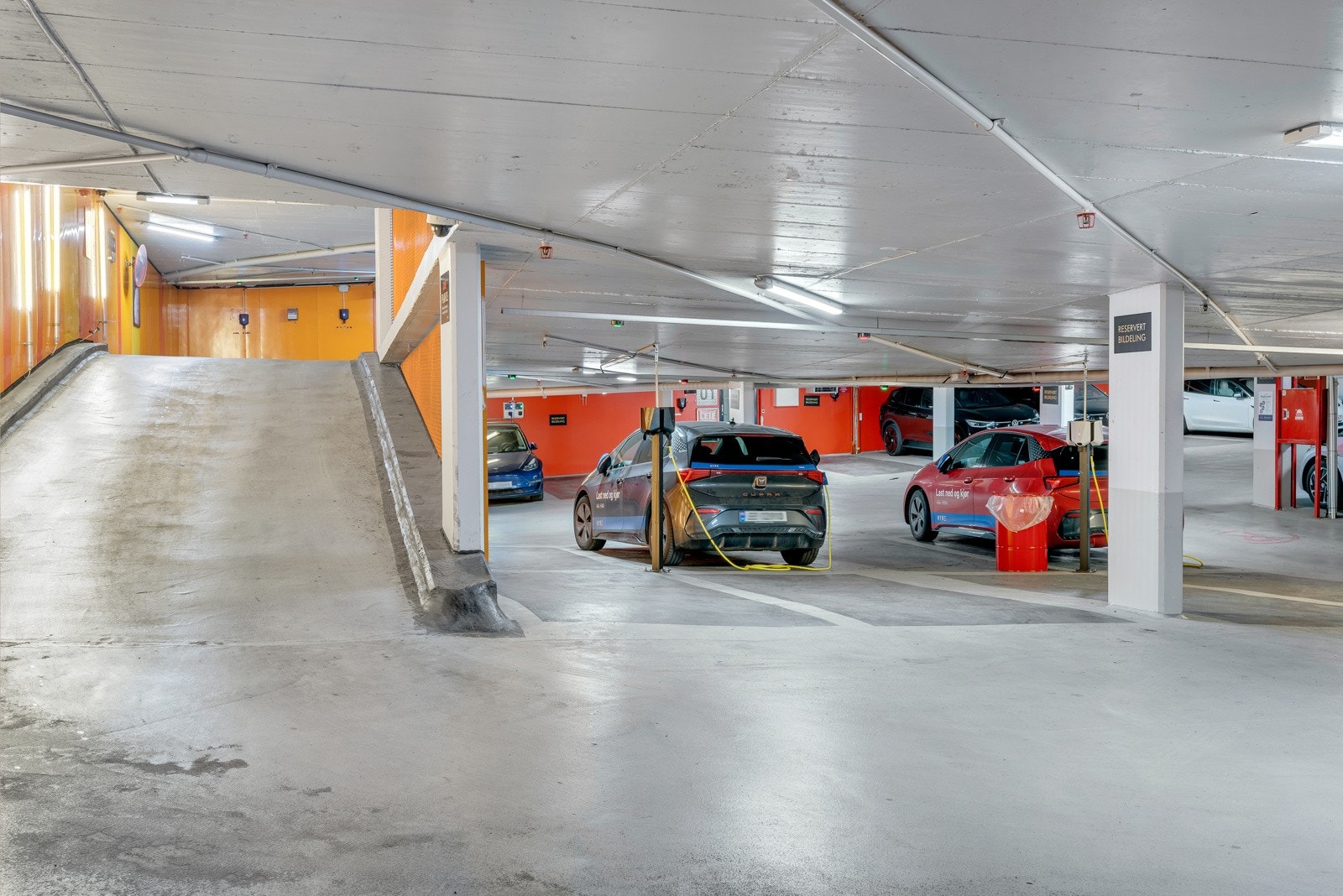 I parkeringsanlegget kan man stå på korttidspakering eller etablere et fast leieforhold. Galleribilde