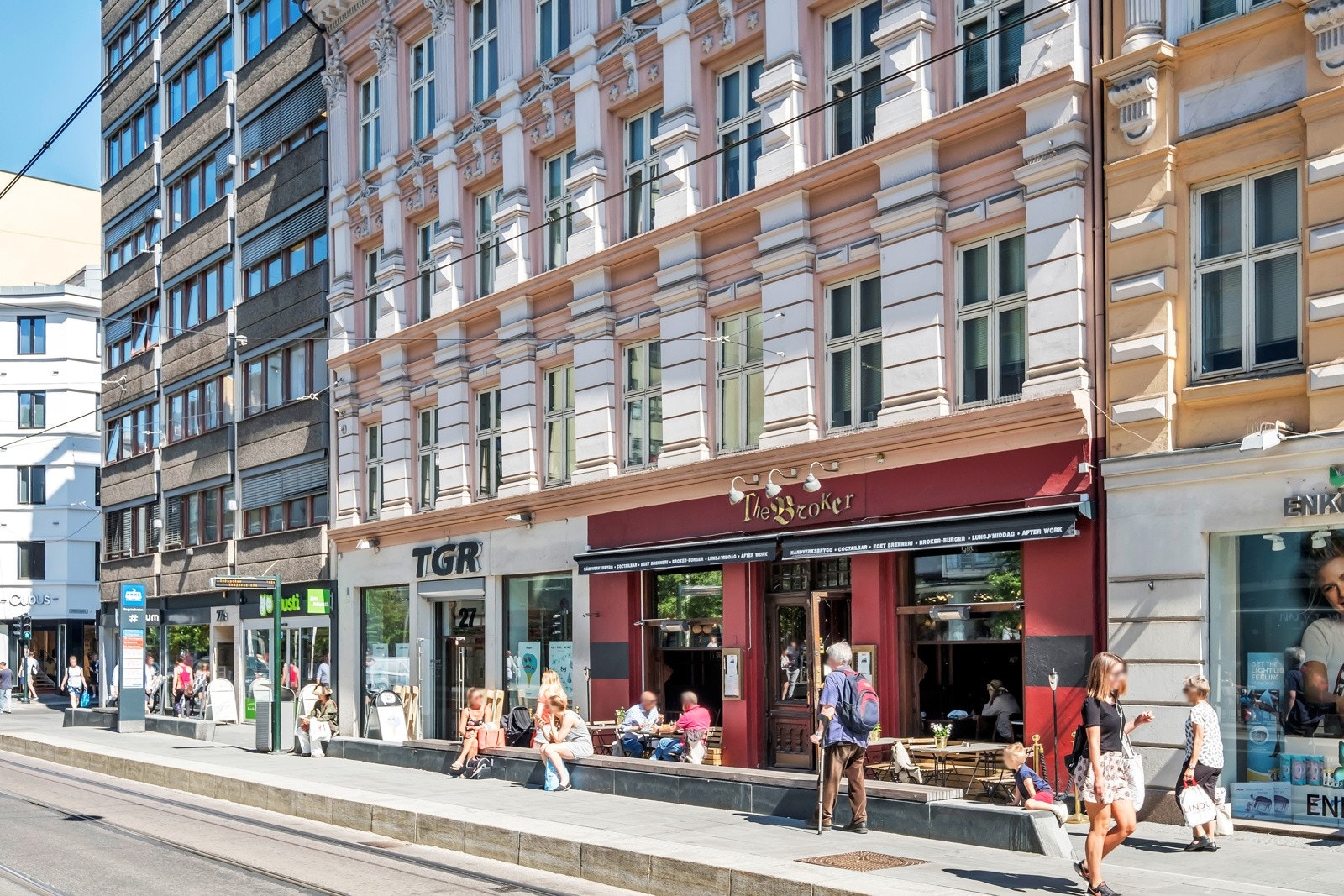 Her bugner det av butikker, restauranter og kaféer med uteservering, treningssenter og dagligvarebutikker. Galleribilde