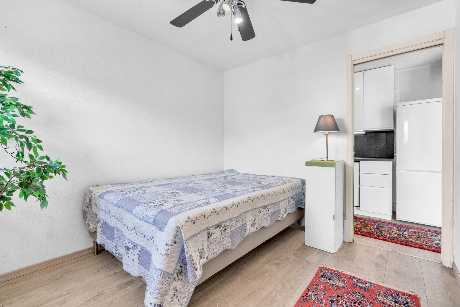 Dette rommet, i likhet med leiligheten for øvrig, har lys laminat på gulv og hvitmalte overflater. Galleribilde