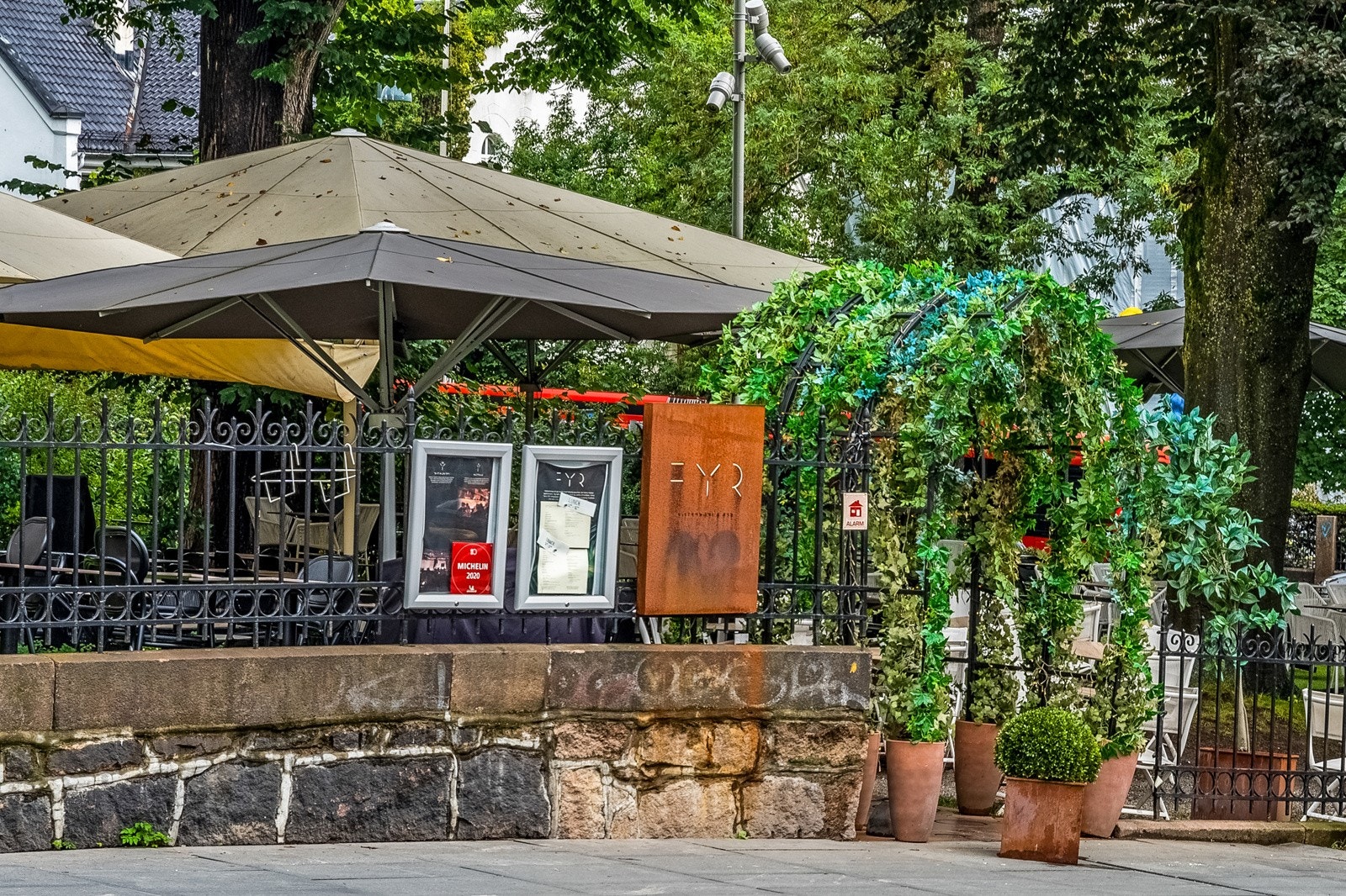 Det finnes flere populære og hyggelige restauranter med uteservering i nærmeste omkrets. Galleribilde