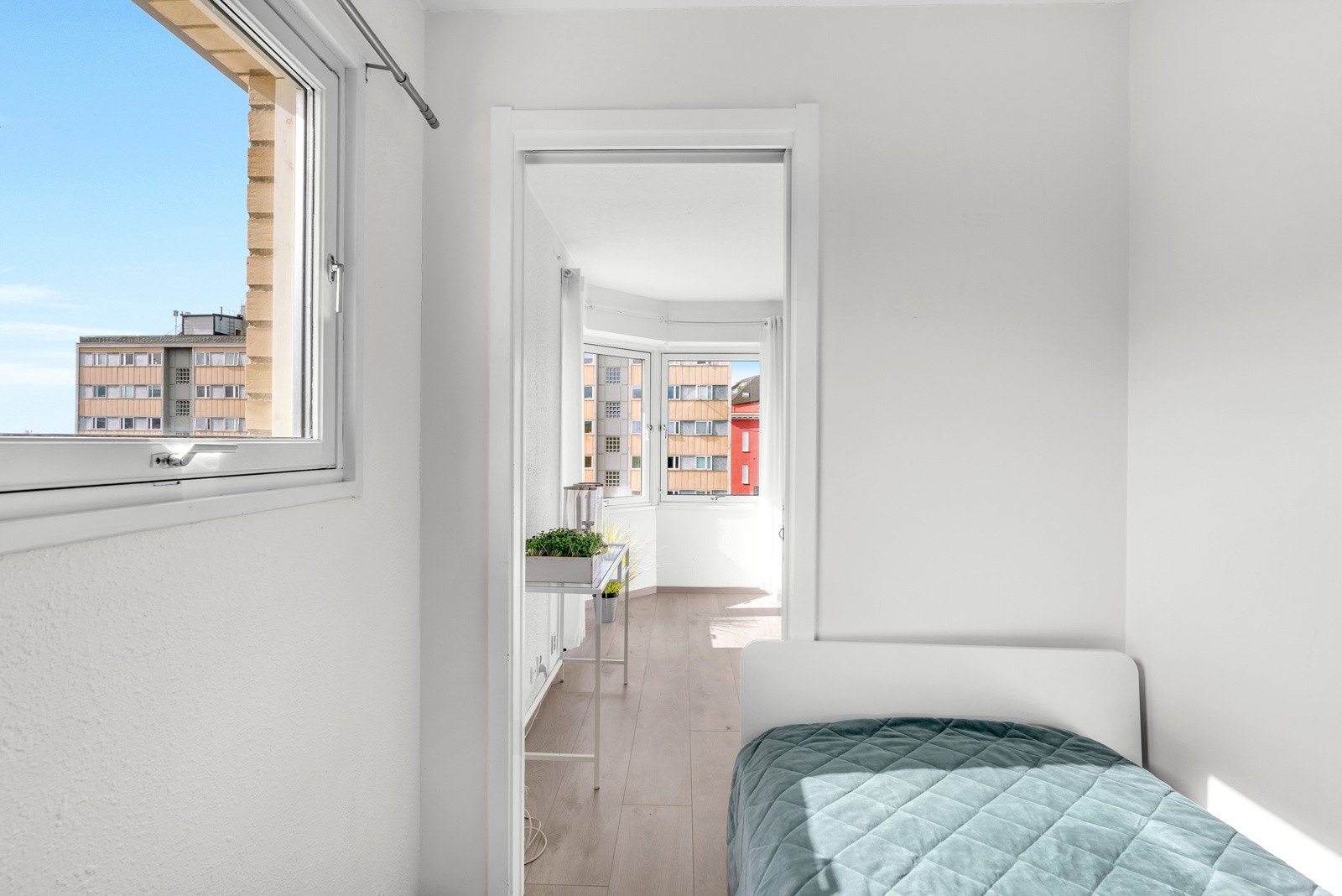 Sameiet er i prosess med å utrede muligheten for at flere av leilighetene skal få tilbygget franske balkonger. For denne leiligheten er det da tiltenkt utgang til balkongen fra vindusåpningene fra dette rommet. Konferer megler Galleribilde