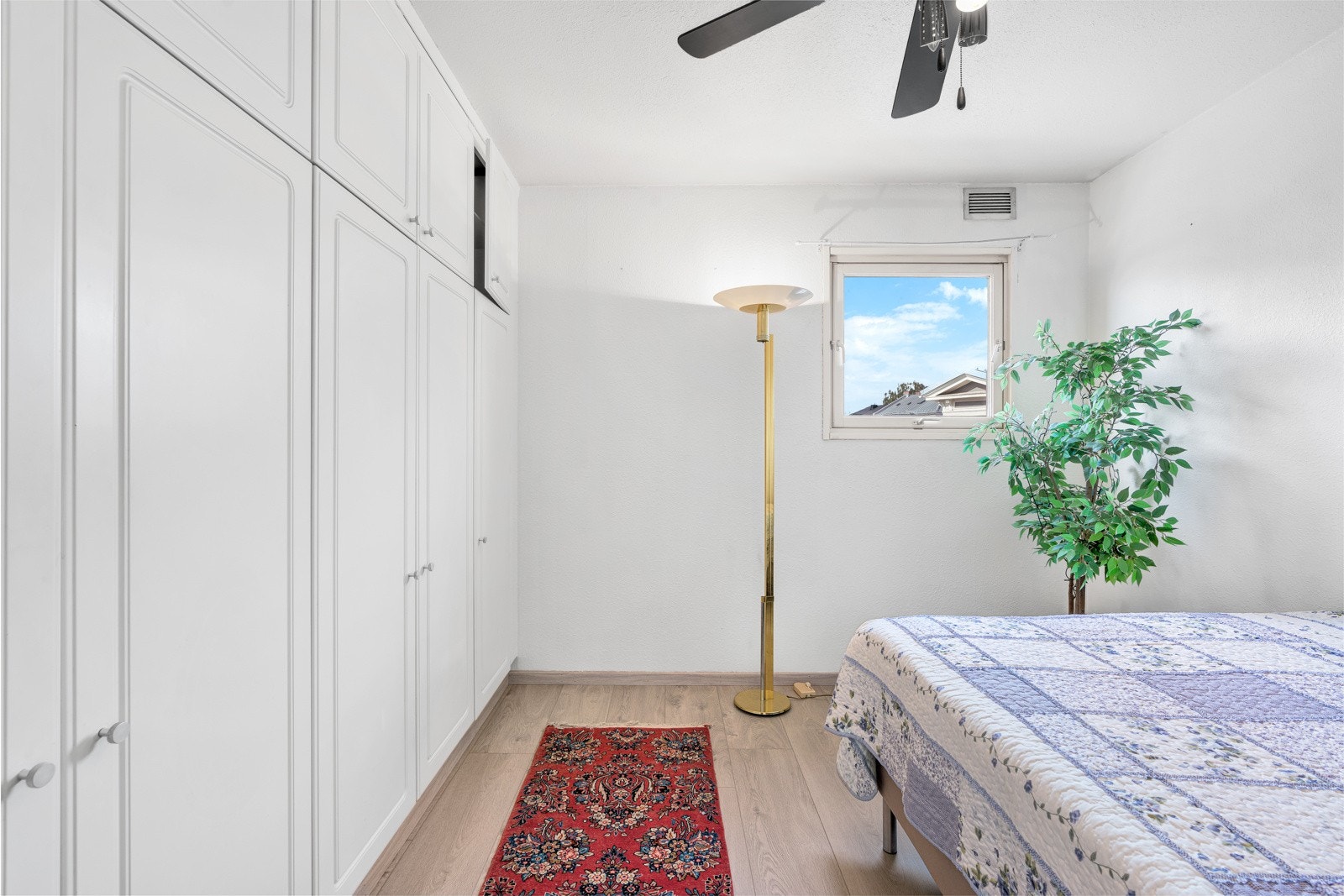 På dette soverommet er det innredet med en større, plassbygd garderobe. Galleribilde