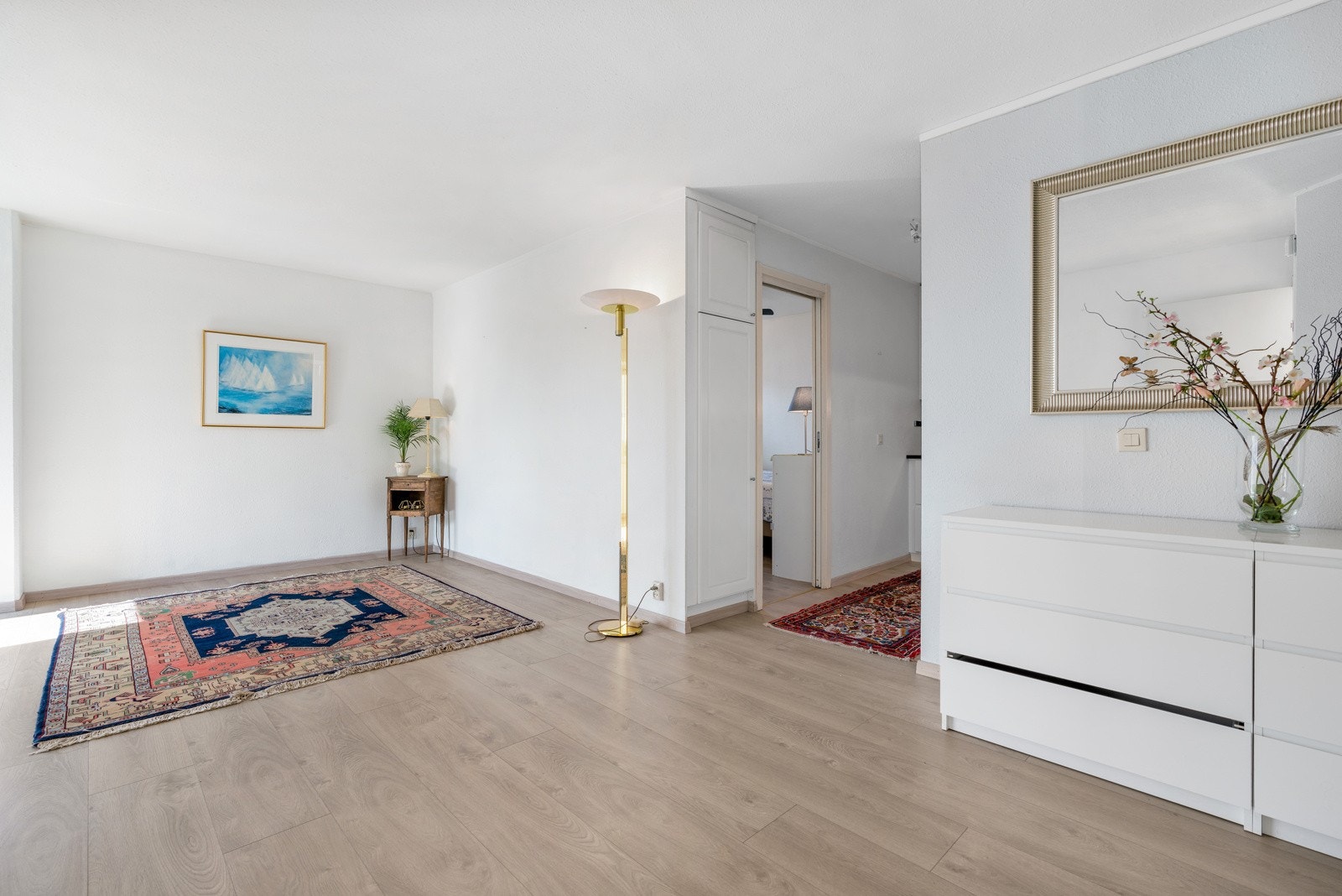 Størrelsen på stuen gir plass til å innrede med både sofa- og spisestuemøblement. Galleribilde