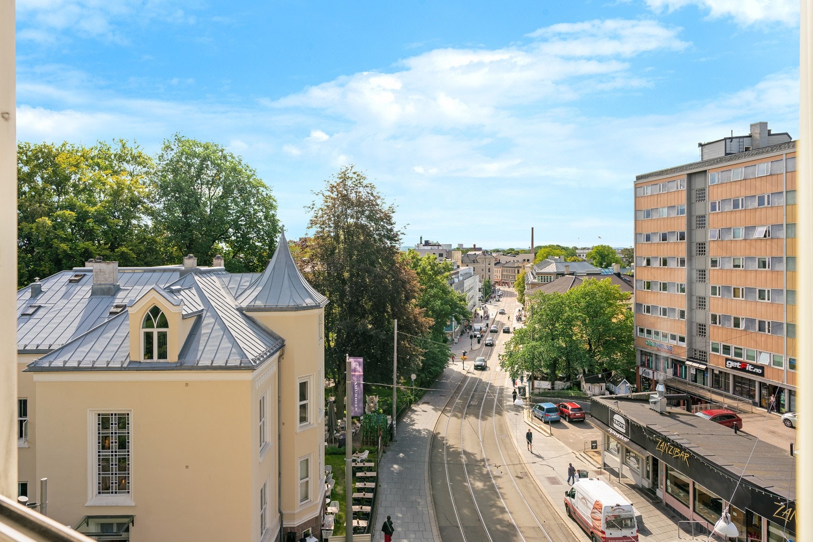 Den ligger høyt og fritt på hjørnet vendt mot sydvest. Her er det tatt bilde ut fra det ene vinduet i stuen. Galleribilde