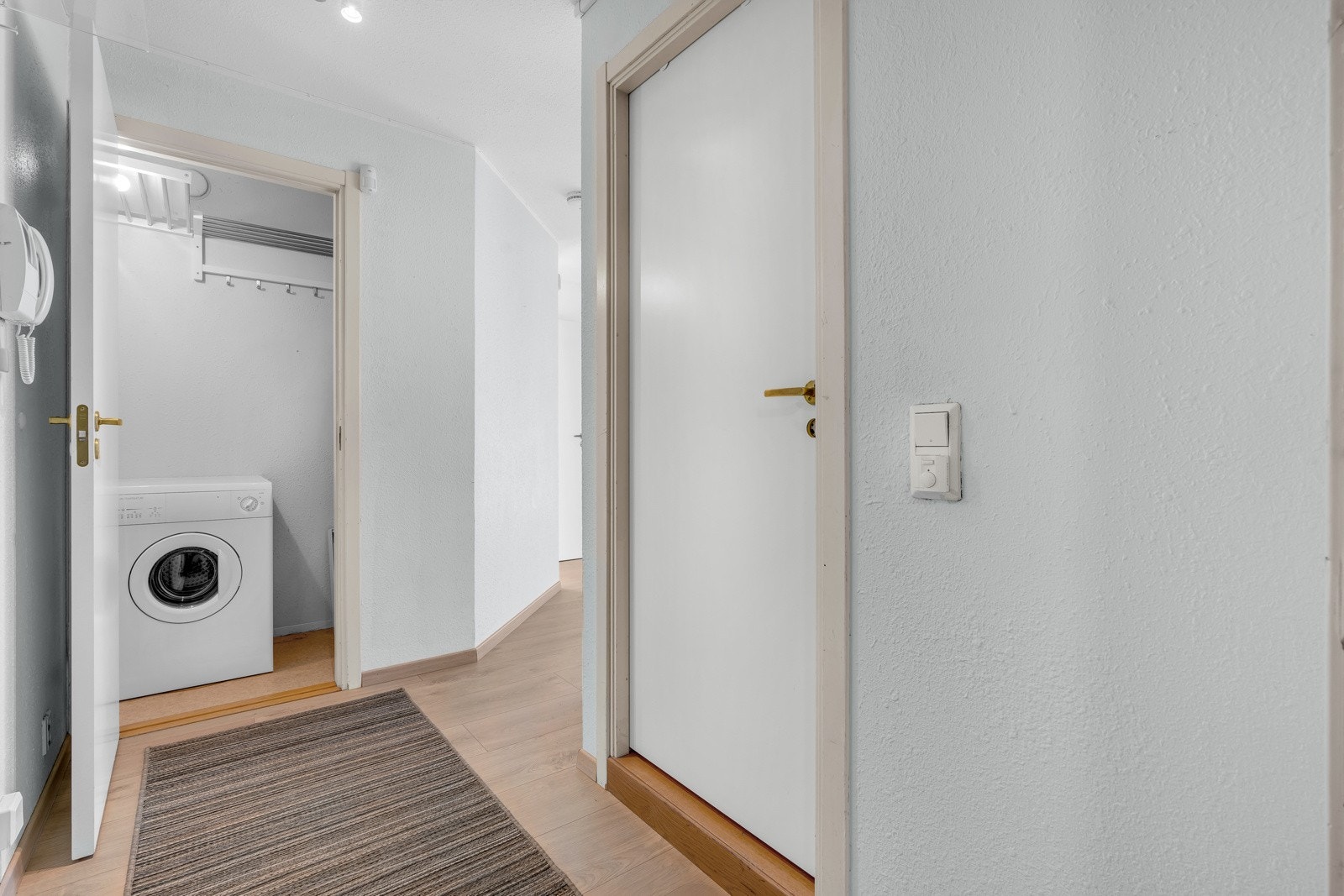 Fra entréen er det umiddelbar tilgang til baderommet og en praktisk bod på ca. 2 kvm. Det medfølger også en ekstern bod. Galleribilde