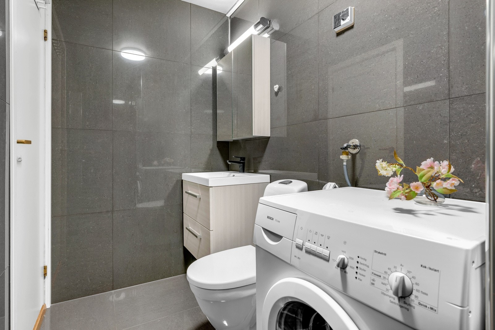 Badet er fra byggeår og ble overflateoppusset i 2021. Det ble da lagt flis på flis, montert ny baderomsinnredning, servant og toalett. Galleribilde