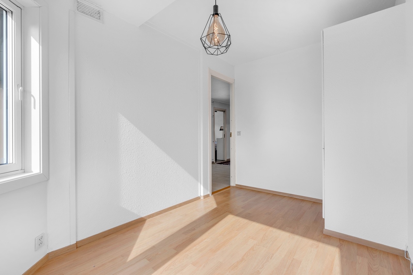 Soverom II har også god plass til seng og øvrig møblement i tillegg til garderoben som medfølger. Galleribilde