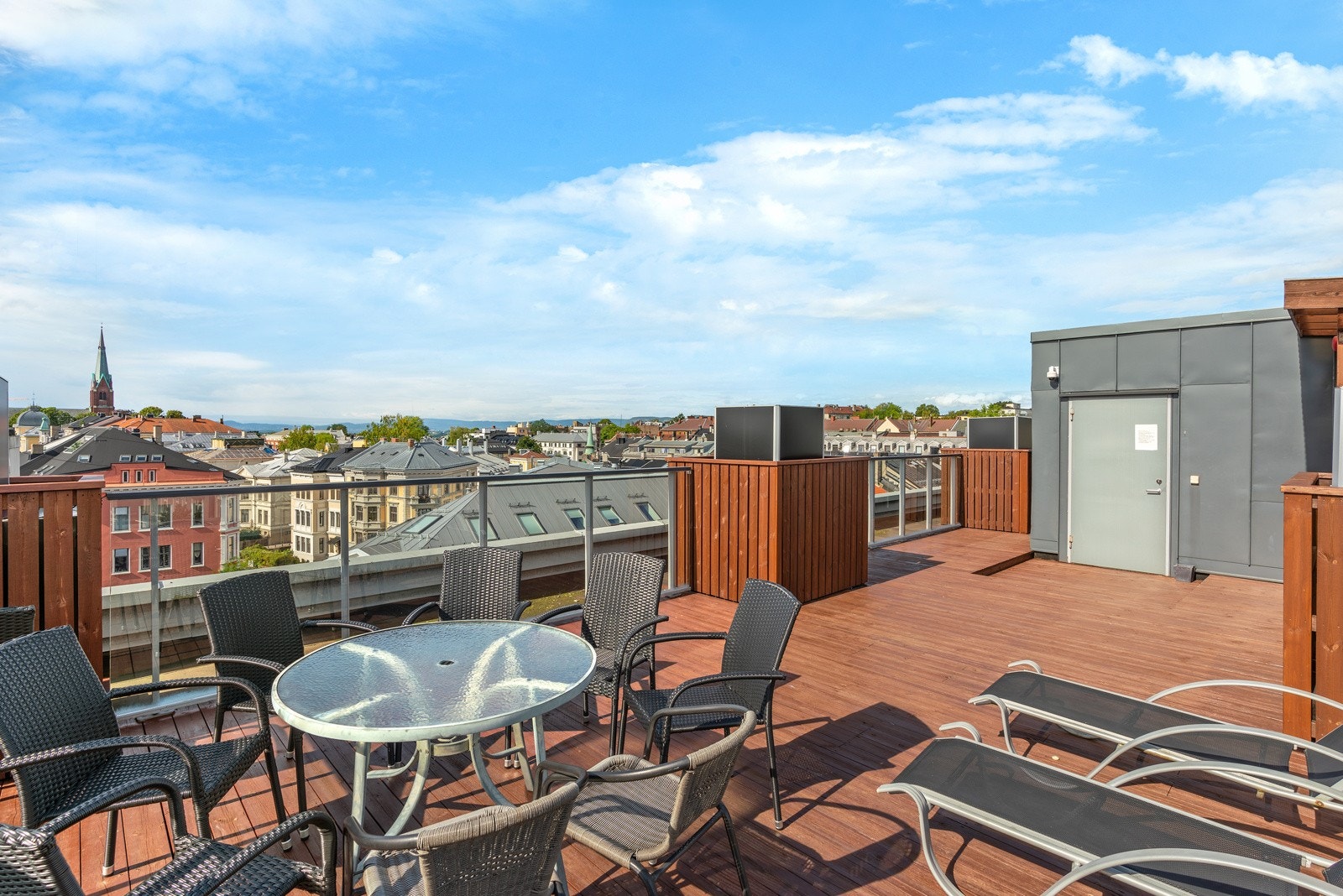 Beboerne har tilgang til en herlig, felles takterrasse med upåklagelige solforhold og fantastisk utsikt året rundt. Galleribilde