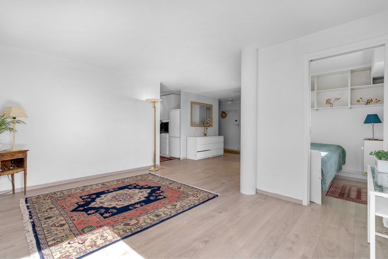 Kjøkkenet ligger innenfor og er delvis adskilt fra stuen. Galleribilde