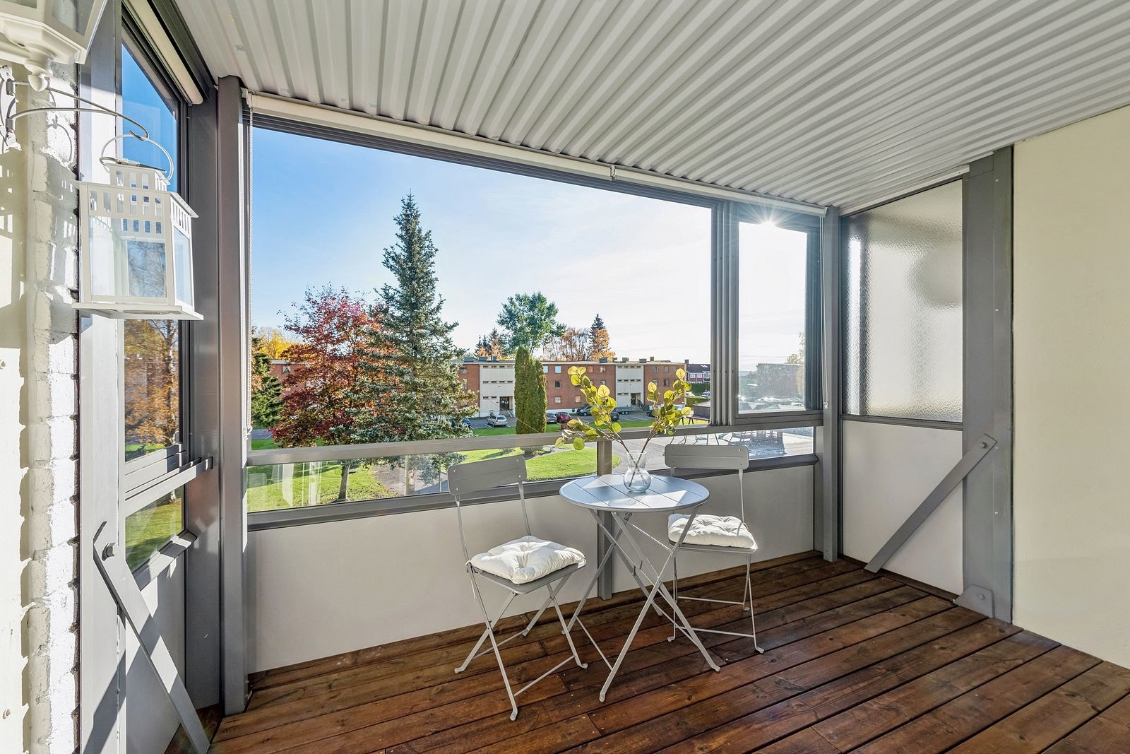 Fra stuen er det utgang til en innglasset balkong på ca. 7 kvm Galleribilde