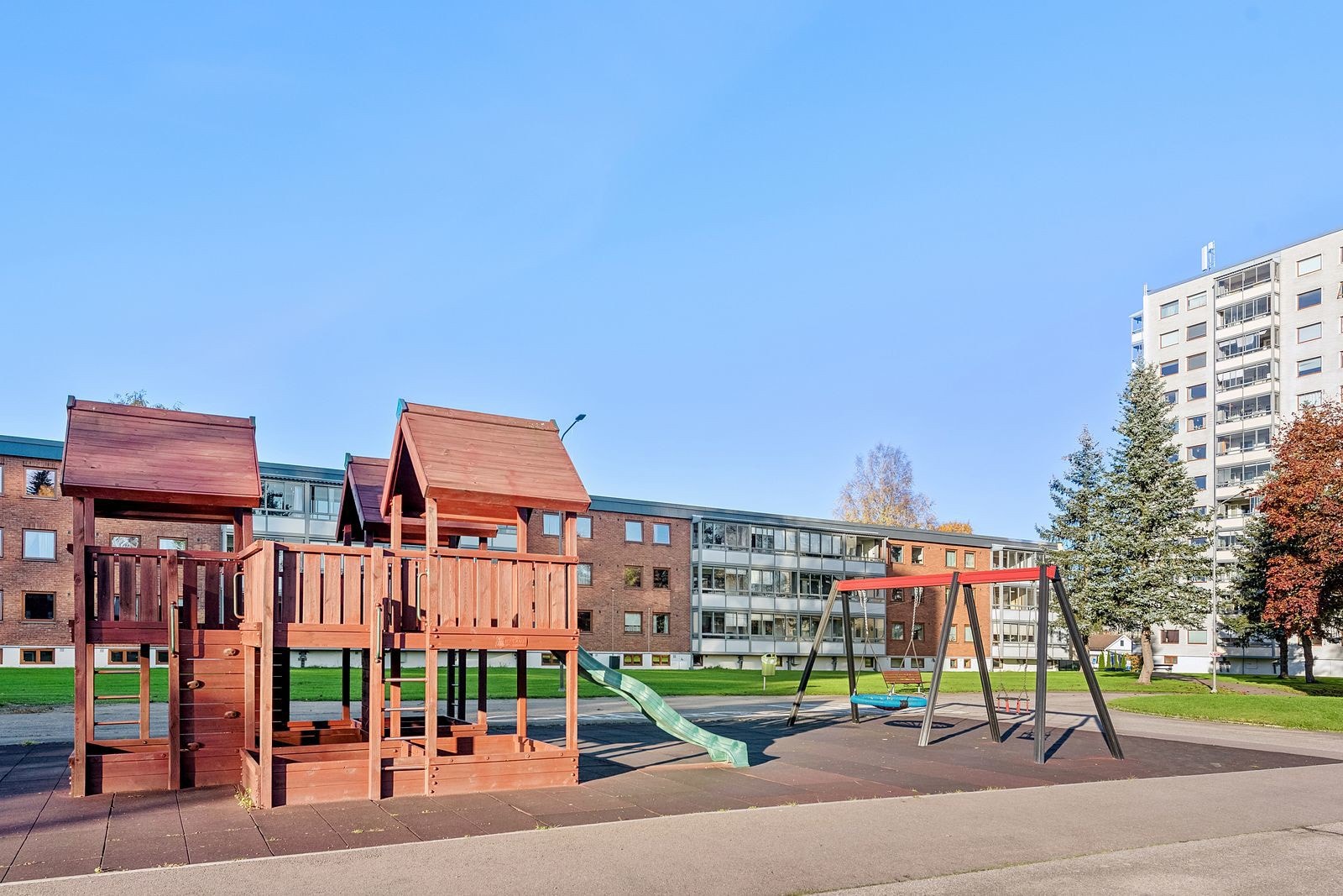 I tillegg har man kort vei til skoler i alle trinn, barnehage, nærbutikk, apotek, svømmehall, idrettsanlegg. Galleribilde
