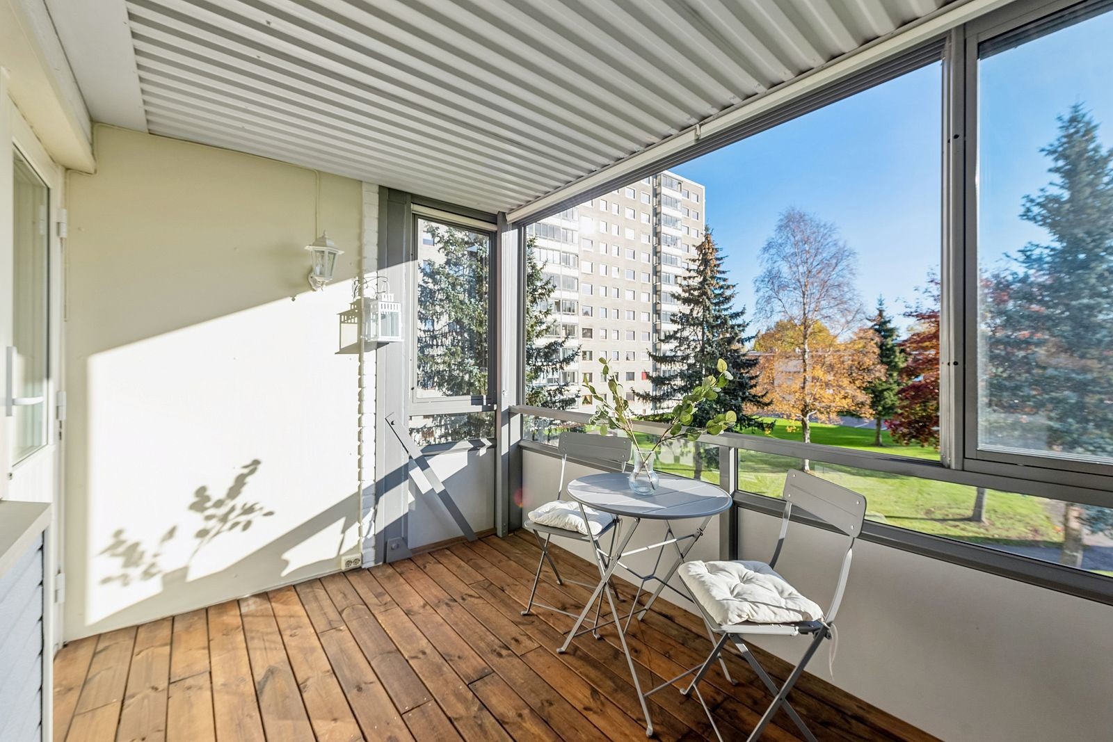 Balkongen vender syd og byr på gode solforhold. Galleribilde