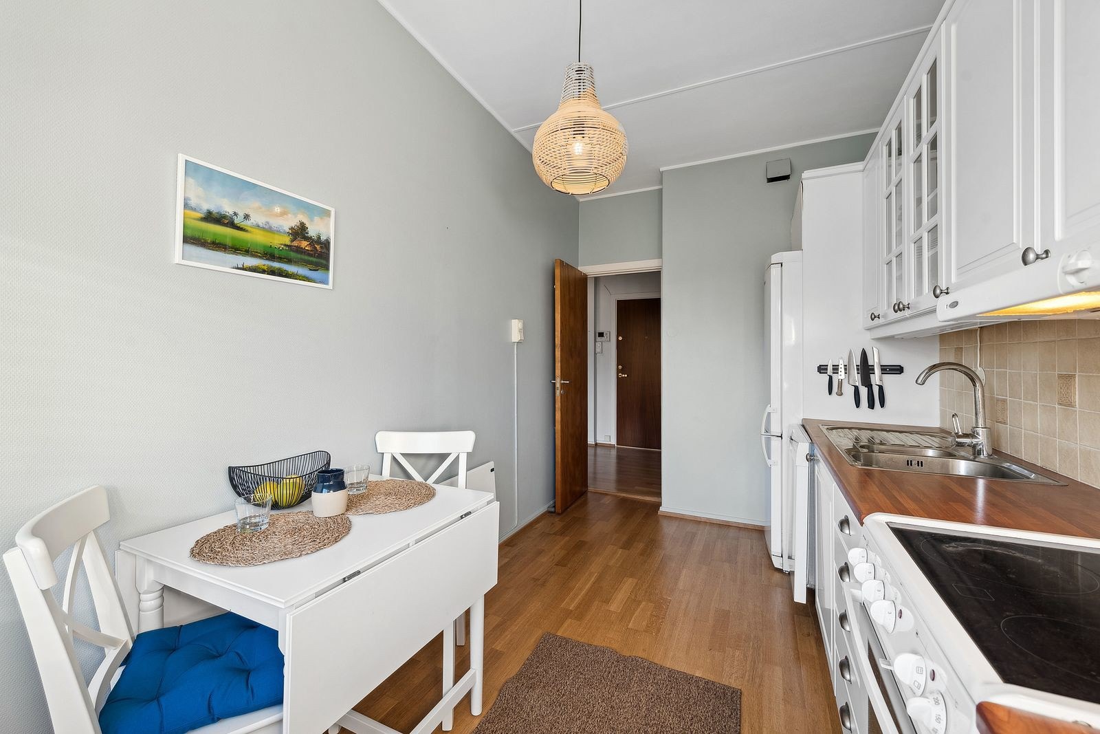 Spiseplass på kjøkkenet. Galleribilde
