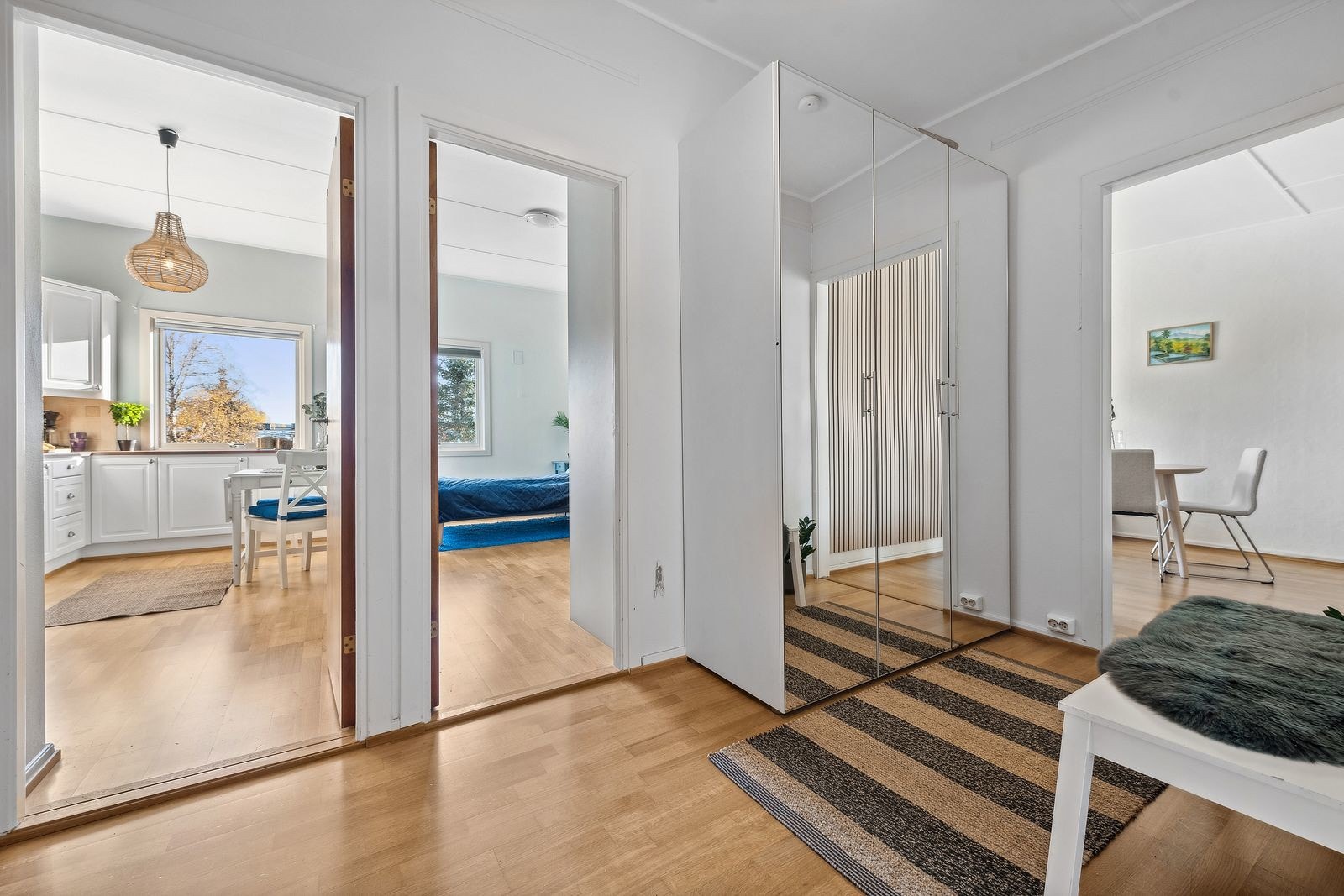 Innbydende entré med stor skyvedørsgarderobe som gir ekstra plass til oppbevaring av yttertøy. Galleribilde
