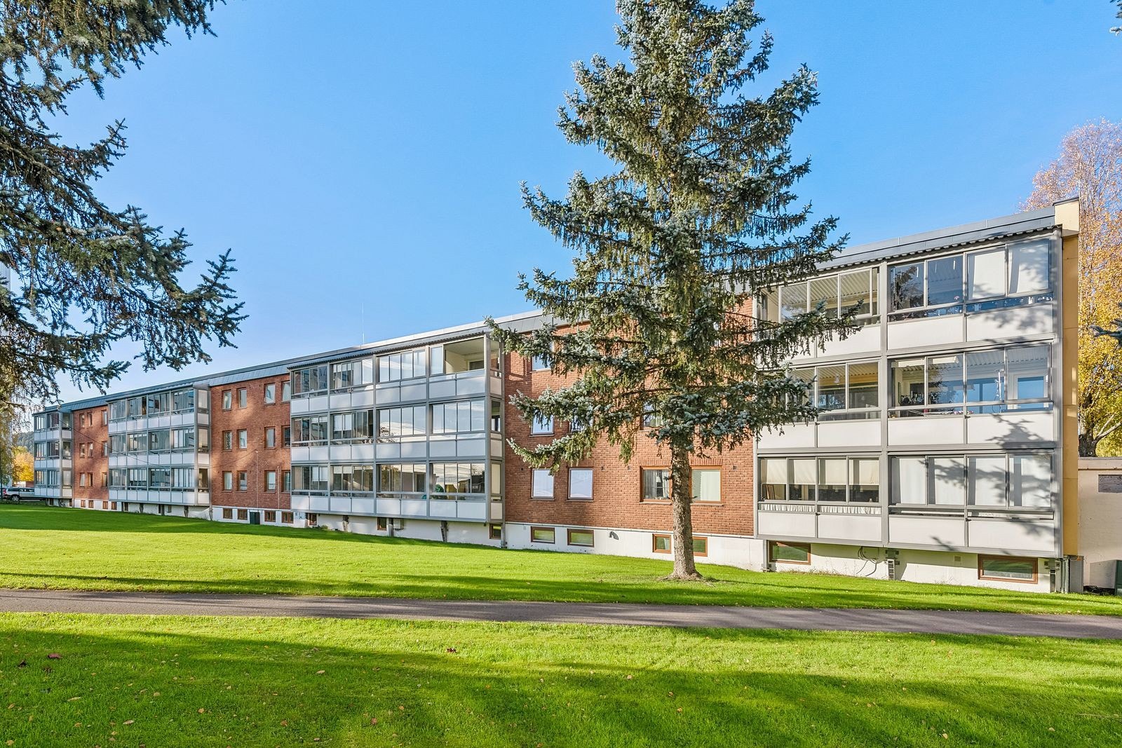 Området er veletablert og barnevennlig med store grøntområder rundt bebyggelsen. Galleribilde