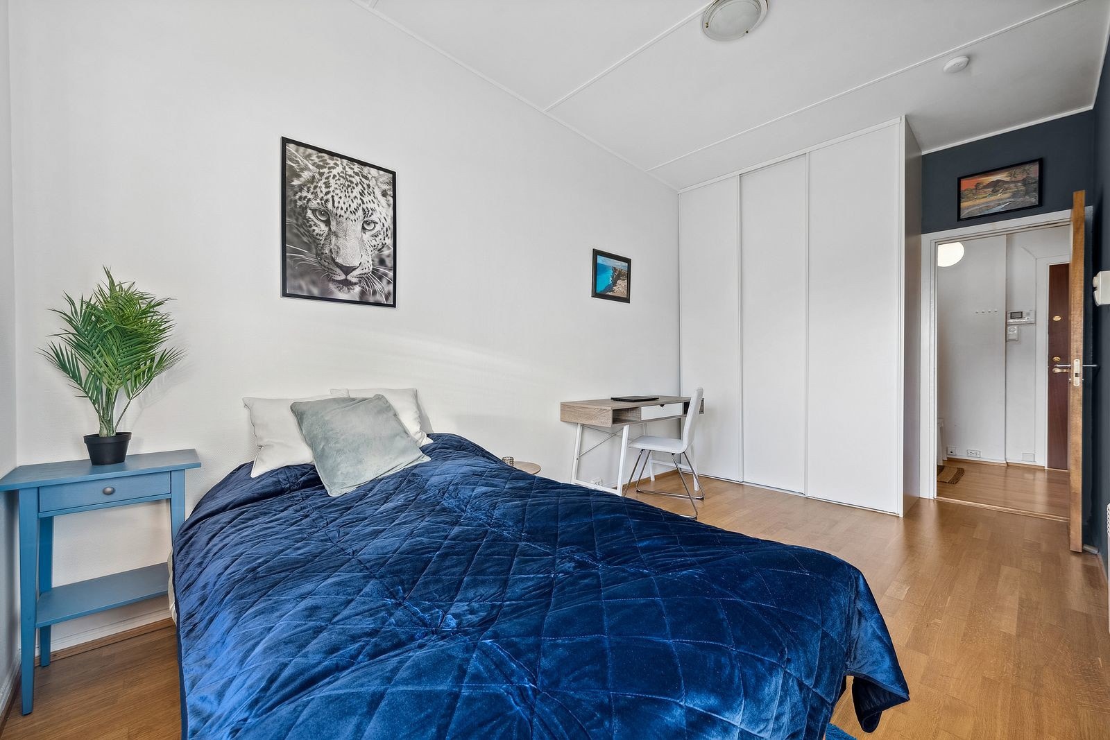 Luftig soverom med plass til dobbeltseng, nattbord og stor skyvedørsgarderobe. Galleribilde