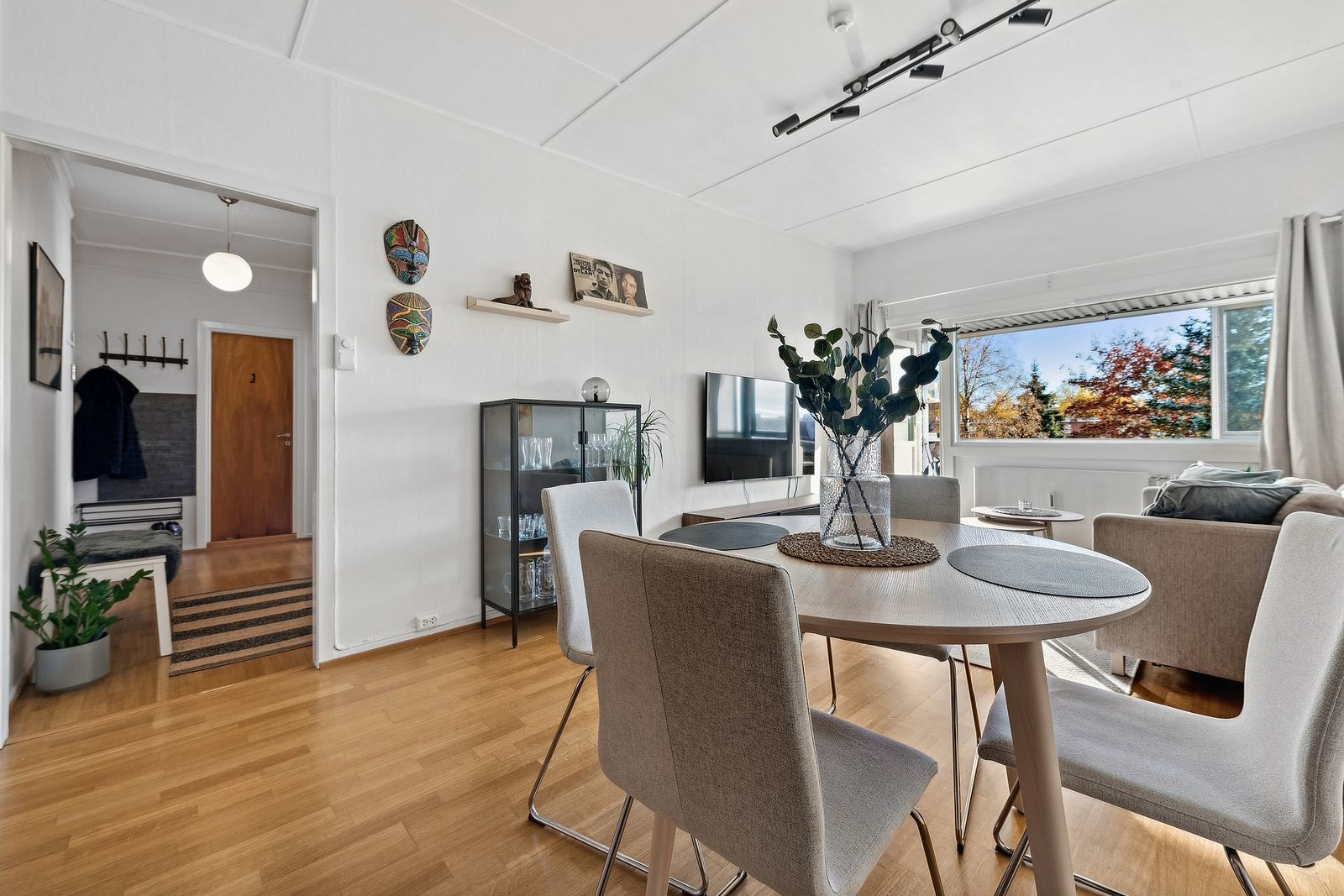 God plass til spisebord i den andre enden. Galleribilde