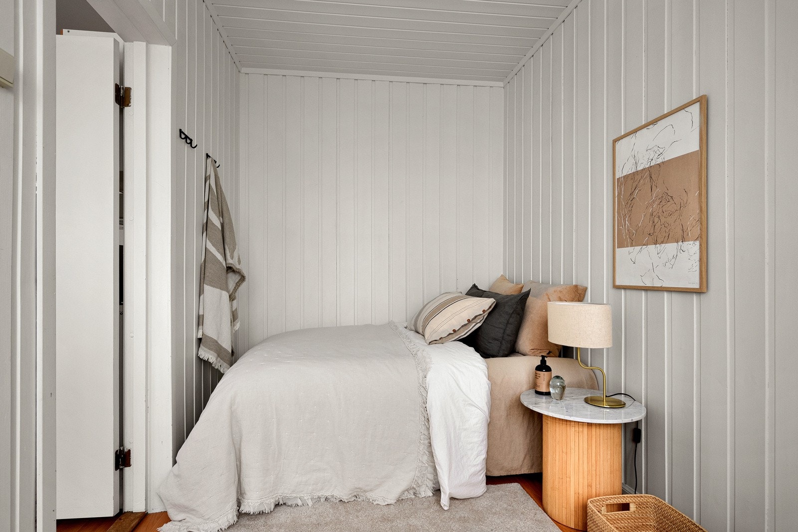 Stort soverom med plass til dobbeltseng. Galleribilde