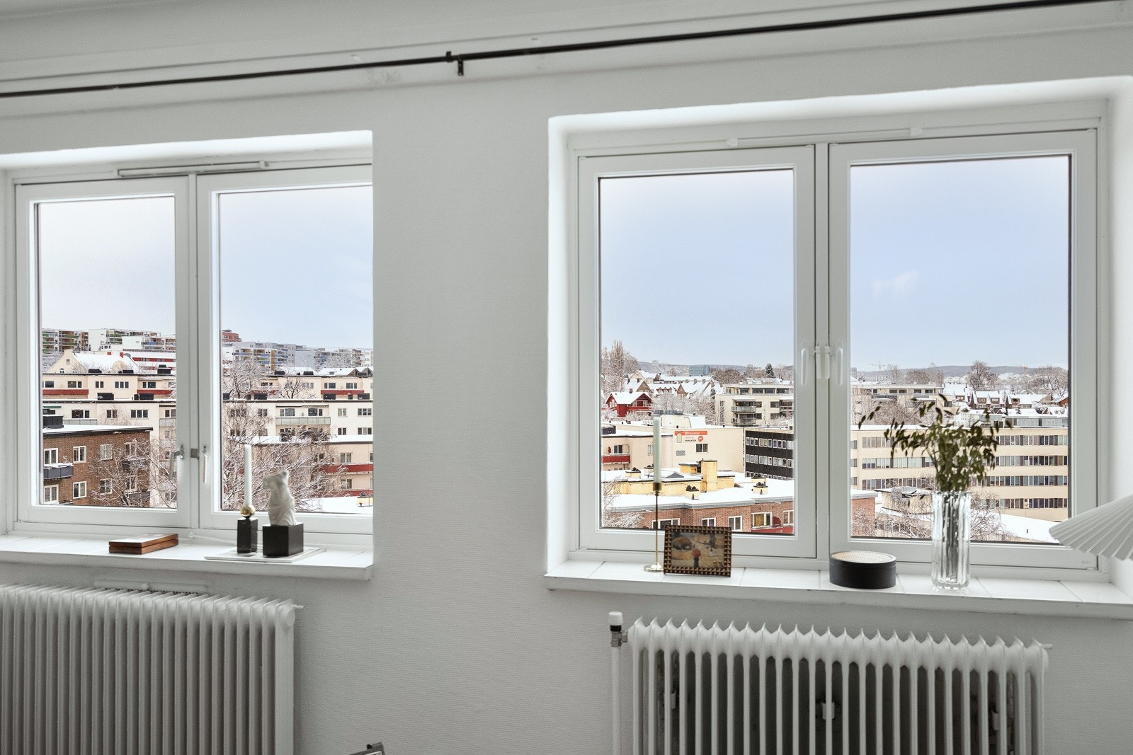 Det er installert fjernvarme med radiatorer, og felles varmtvann. Galleribilde