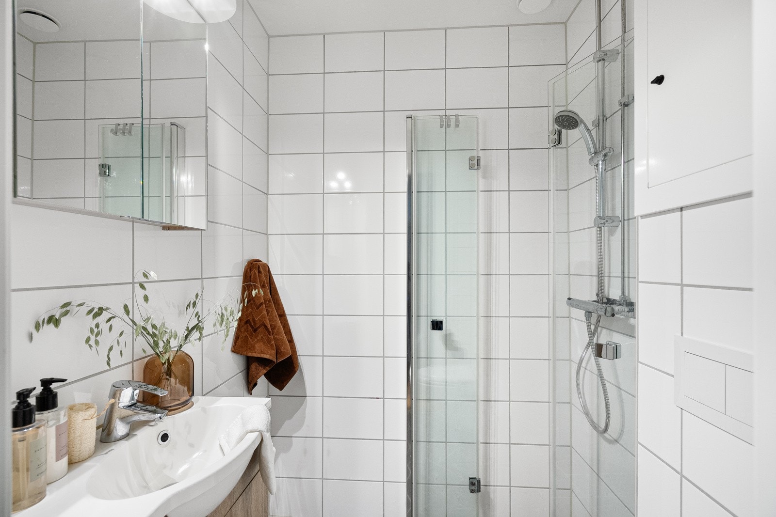 Flislagt baderom fra 2019 med elektriske varmekabler. Galleribilde