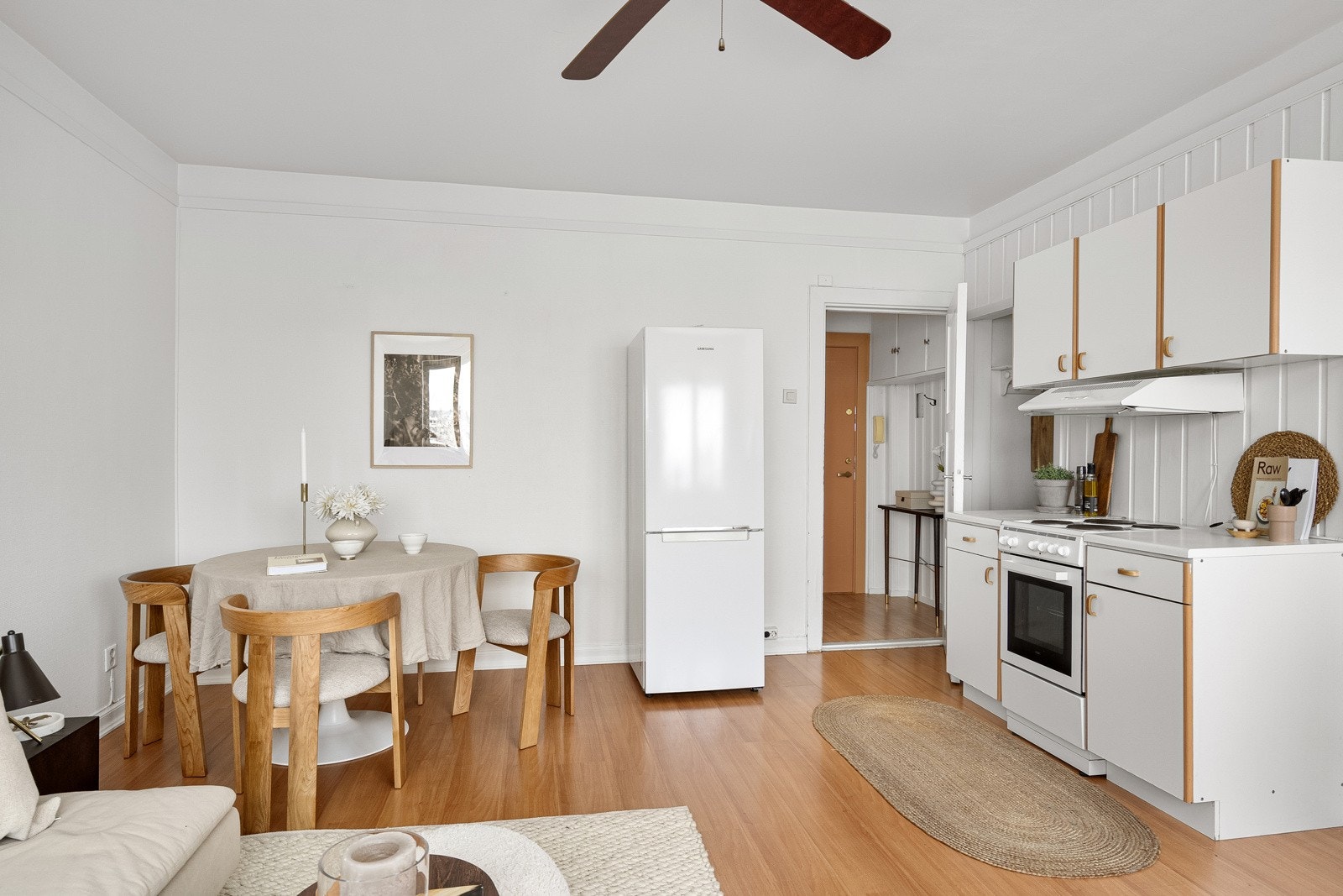 Kjøkkenet har innredning med glatte fronter og laminat benkeplaten med nedfelt oppvaskkum. Galleribilde