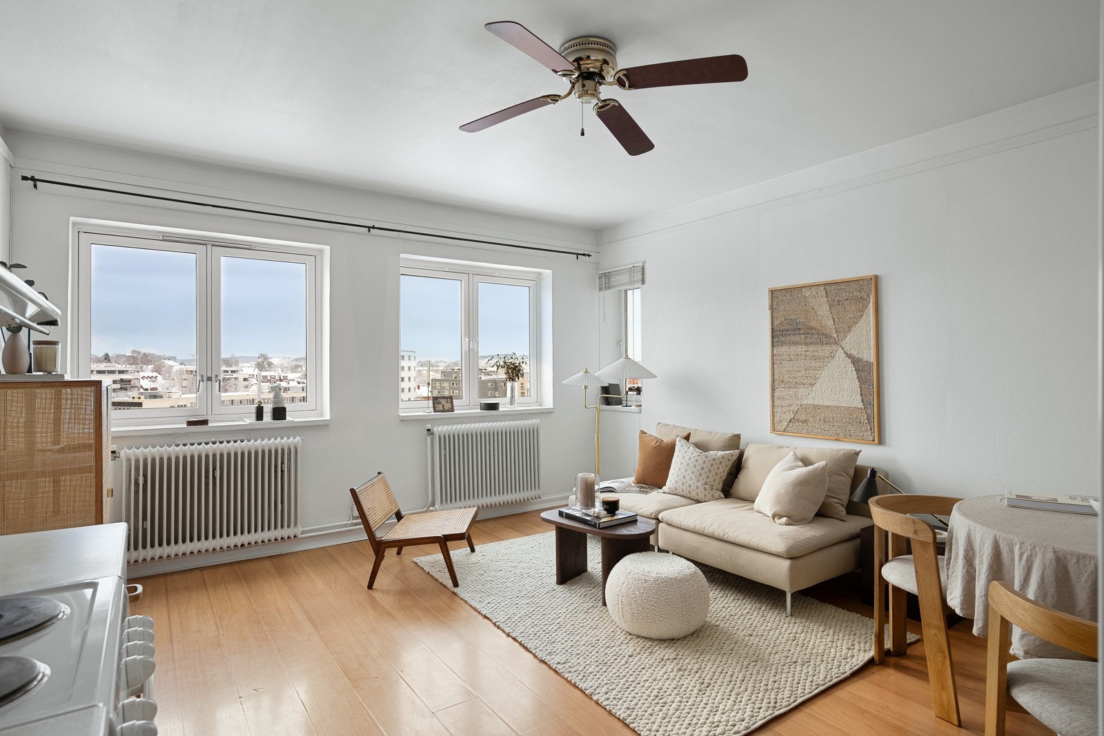 Leiligheten ligger i byggets 5.etasje og byr på fantastisk utsikt. Galleribilde