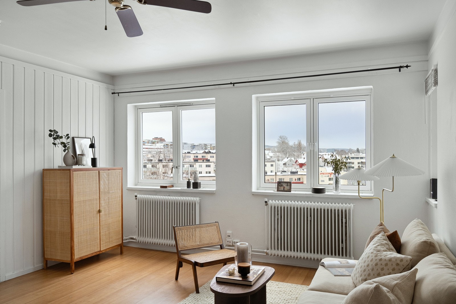 Store vindusflater gjør leiligheten lys og luftig. Galleribilde