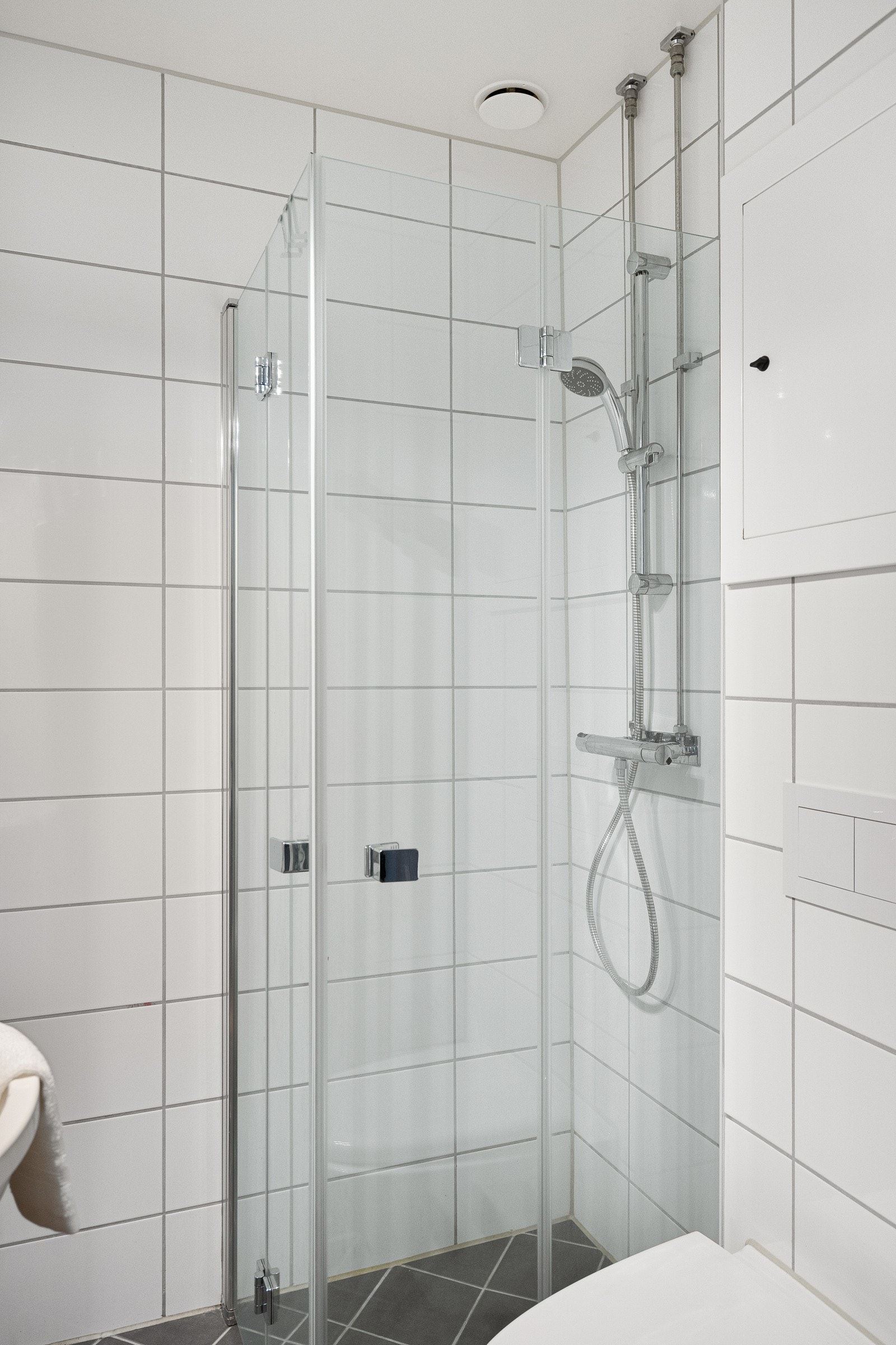 Rommet har innredning med nedfelt servant, veggmontert toalett, dusj og opplegg for smal vaskemaskin. Galleribilde