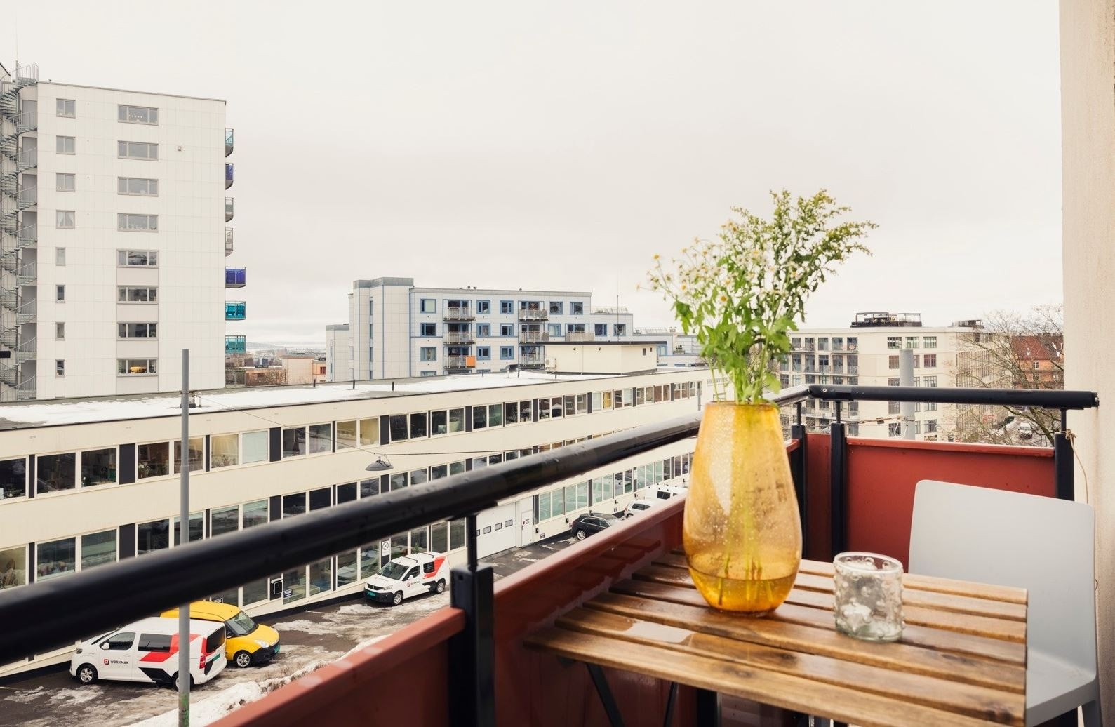 Balkongene vender hhv mot syd og vest, og har strålende solforhold fra morgen til kveld. Galleribilde