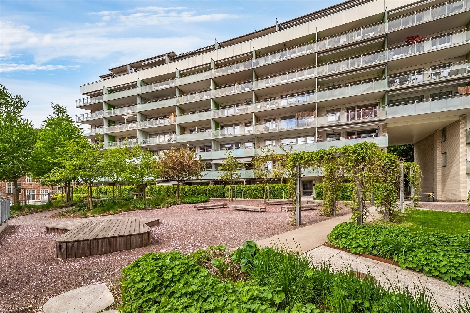 Fellesarealene ute er pent opparbeidet med beplantning, lekesoner og sittesoner. Galleribilde