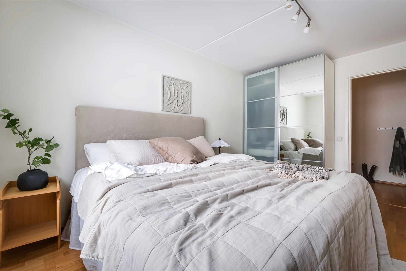 God plass til klesskap. Galleribilde