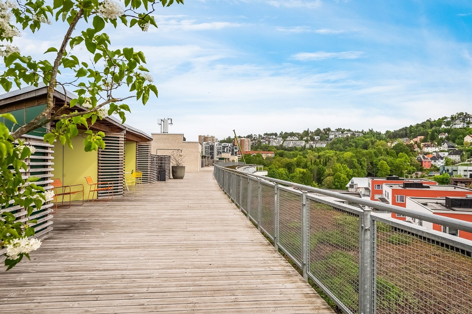 Meget pent opparbeidet takterrasse med mange sittesoner og mye plass til å boltre seg på. Galleribilde