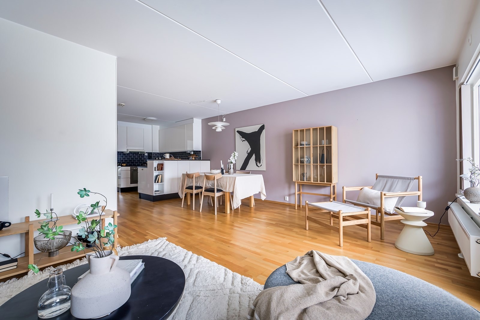 En romslig planløsning med naturlige soner å møblere. Galleribilde