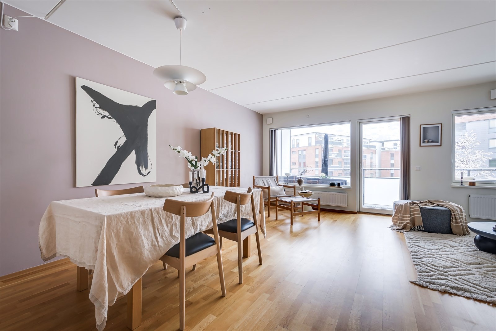 Leiligheten har store og flotte vindusflater som slipper inn godt med lys. Galleribilde