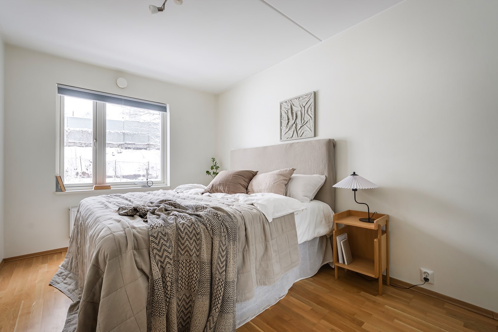 Lyst og luftigt hovedsoverom med god plass til dobbeltseng og nattbord. Galleribilde