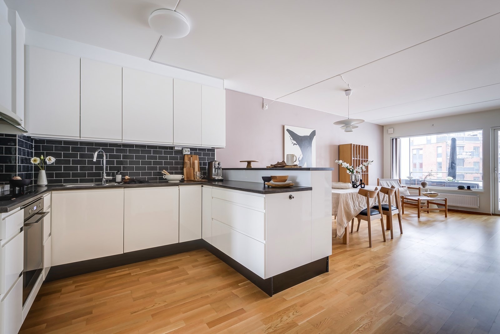 Leiligheten har en flott åpen kjøkkenløsning. Galleribilde