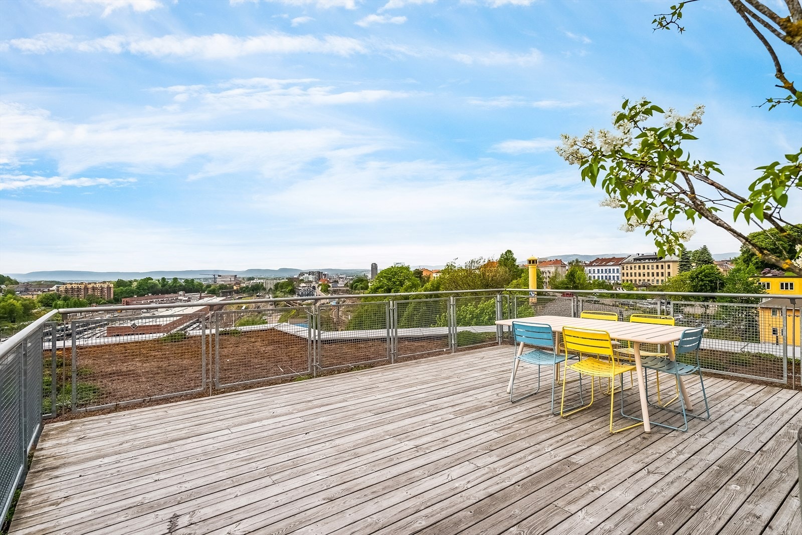 Fantastisk takterrasse med vidstrakt utsikt og sol hele dagen. Galleribilde