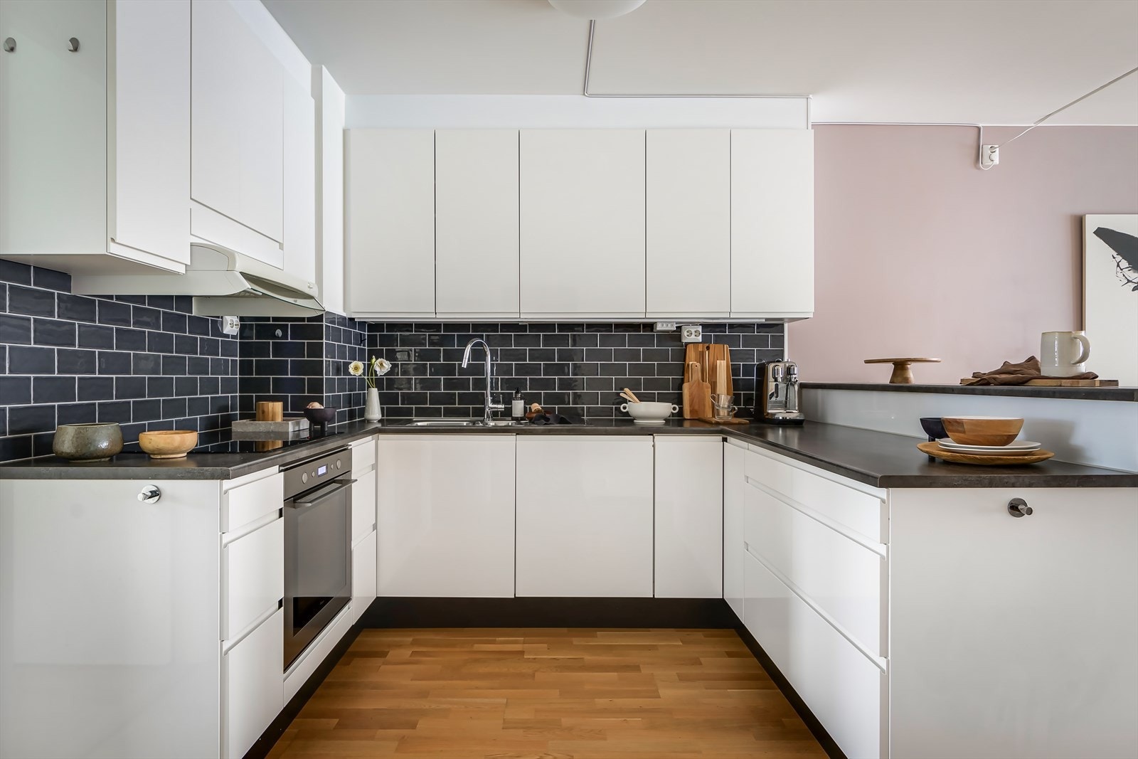 Et delikat kjøkken fra Aubo med mye benkeplass og oppbevaring. Galleribilde