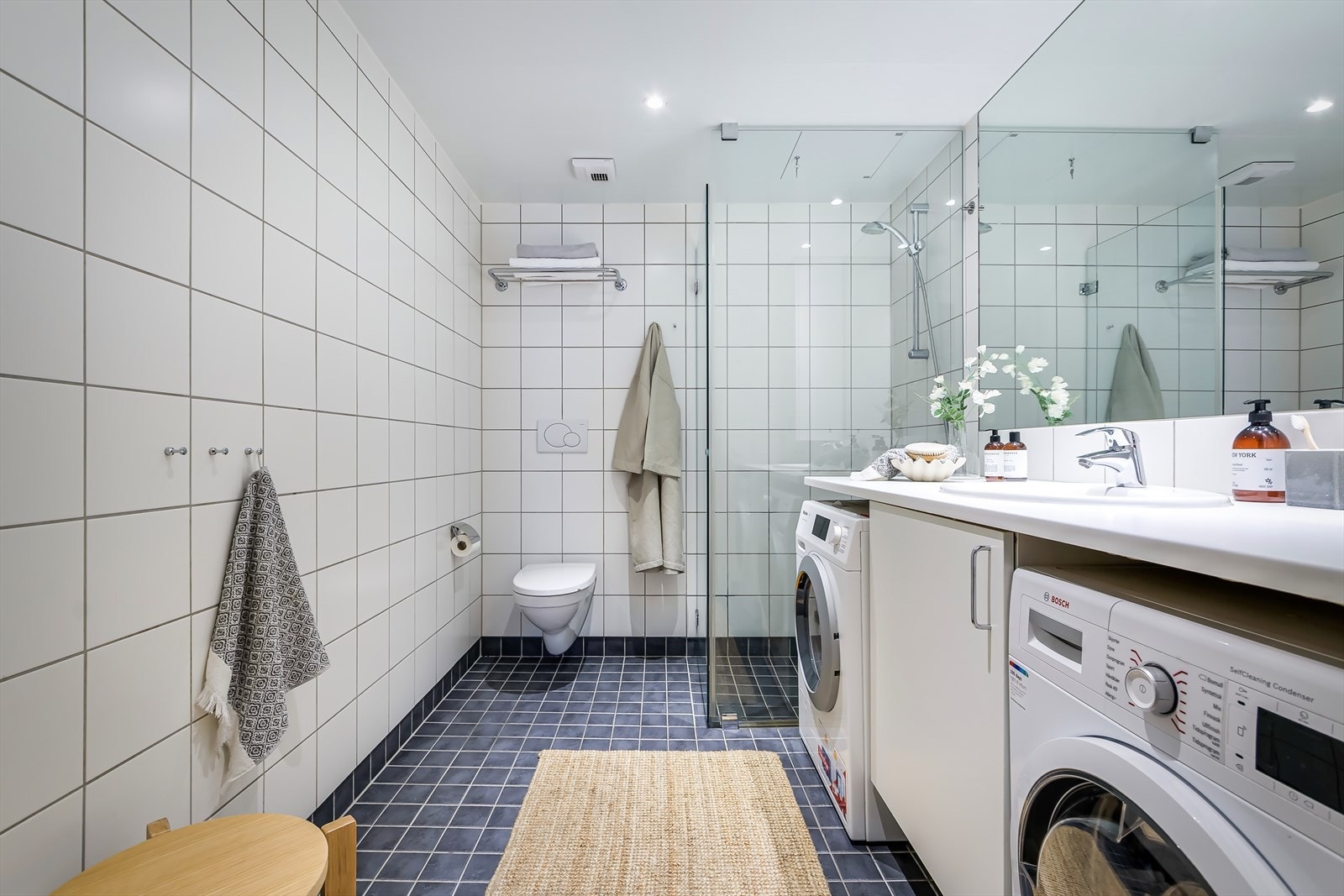 Delikat baderom fra byggeår med varmekabler. Galleribilde