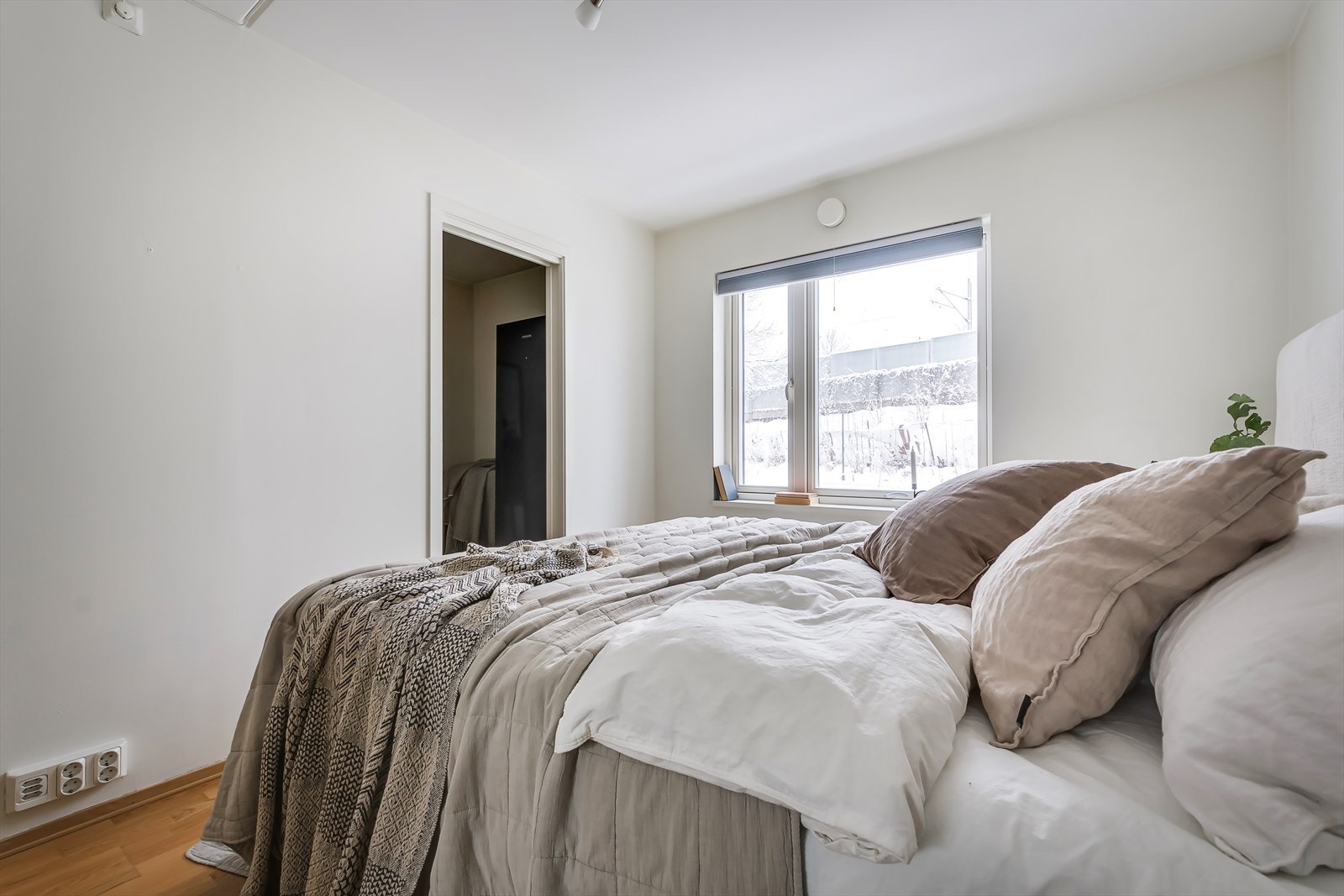 Fra soverommet er det direkte adkomst til walk-in closet. Galleribilde